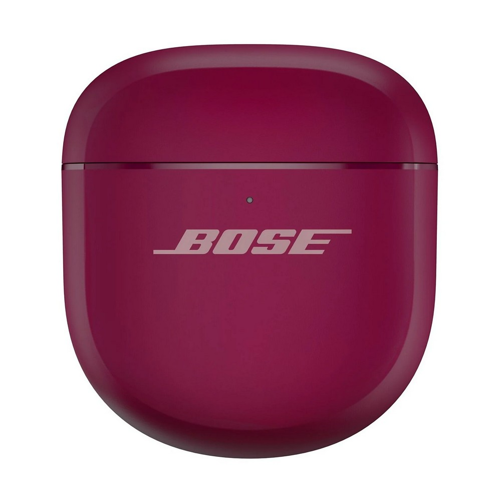 Un estuche de carga de auriculares Bose cerrado, de color granate. El logotipo de Bose es blanco en la parte delantera. Un pequeño punto está encima del logo.
