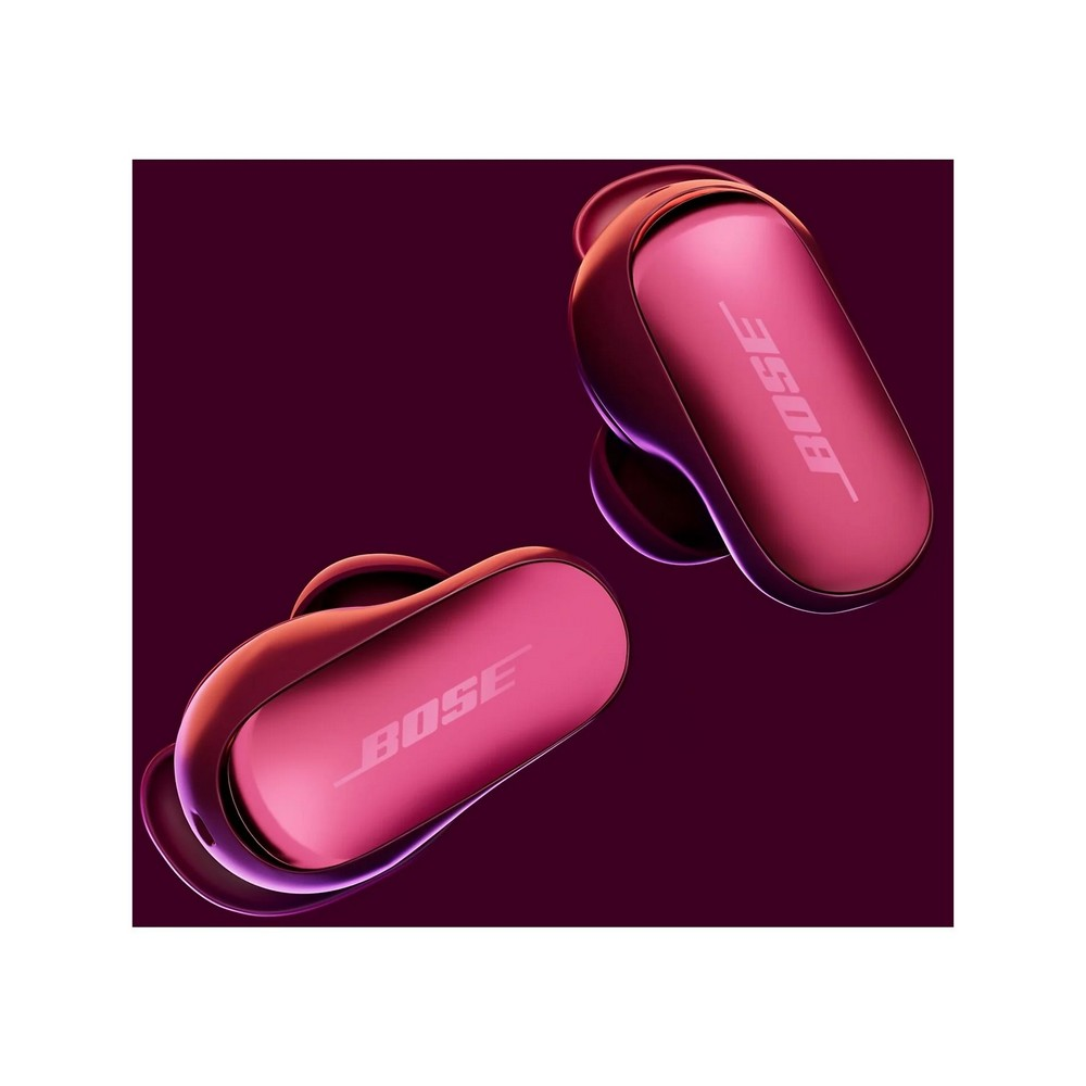 Dos auriculares Bose rosas sobre un fondo rojo oscuro. El nombre de la marca es visible en cada auricular.
