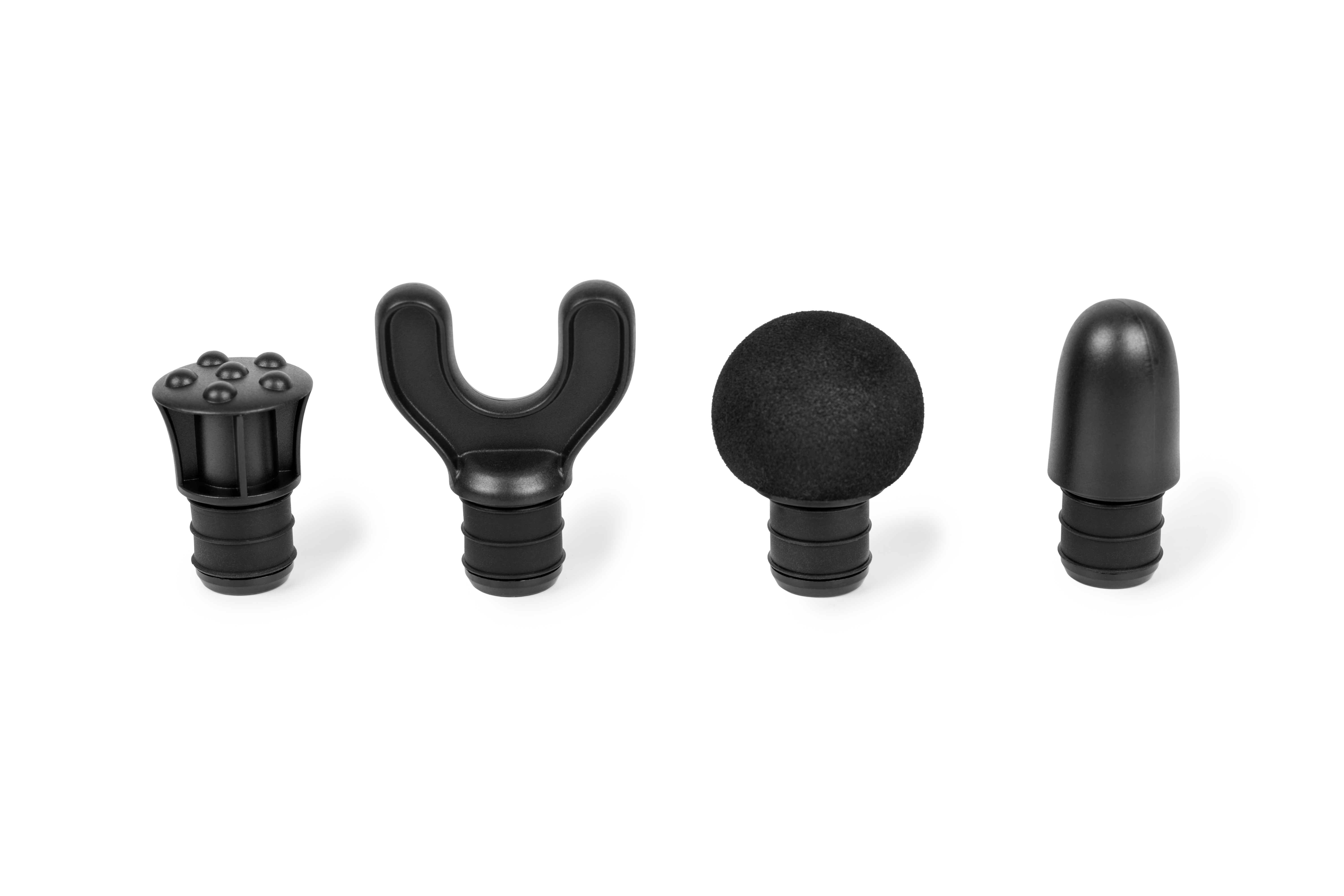 Cztery czarne głowice pistoletu do masażu na białym tle. Od lewej: kropkowana, w kształcie litery U, okrągła i w kształcie pocisku.