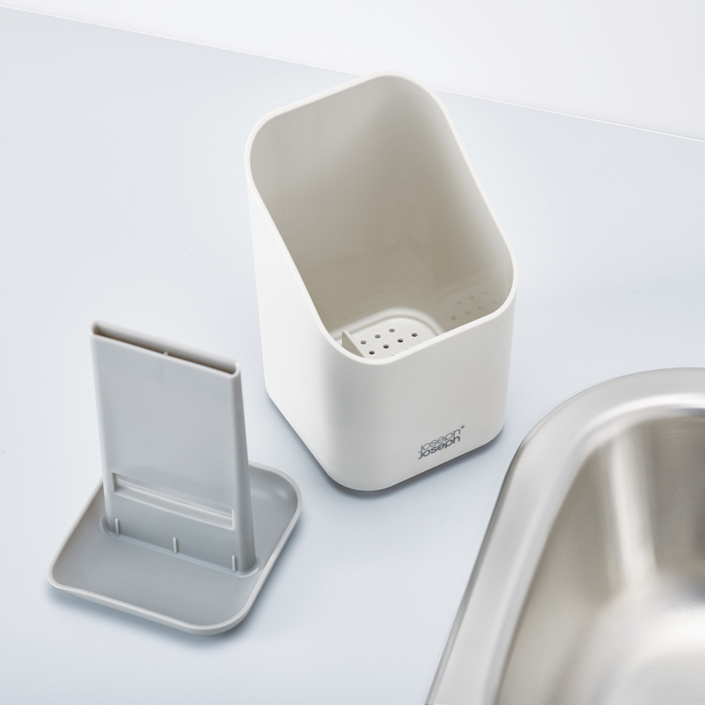 Un organizer da cucina bianco e grigio con lavello. Ha un contenitore, un supporto e un lavello in metallo. Lo sfondo è bianco.
