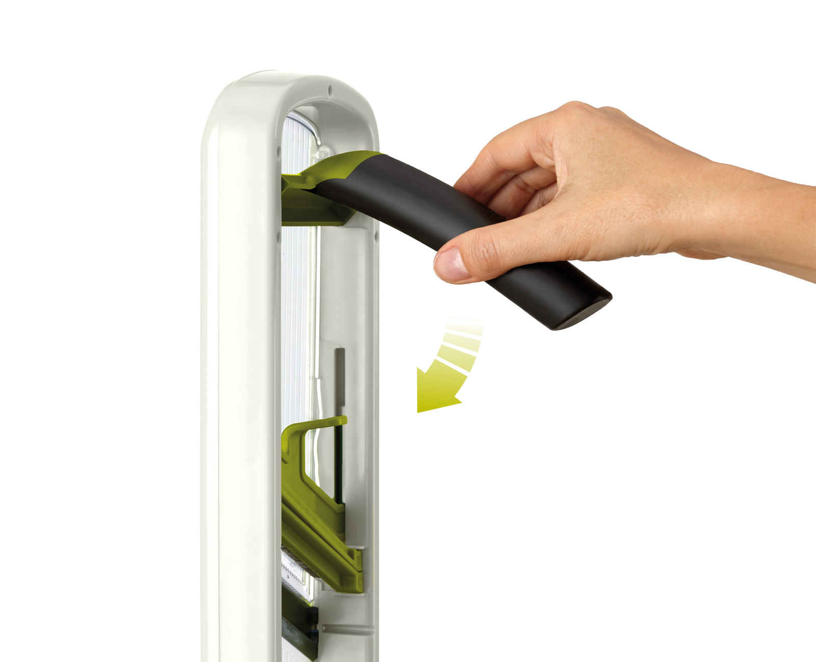 Una mano inserisce un manico nero in un utensile da cucina bianco e verde. Una freccia indica la direzione di inserimento.