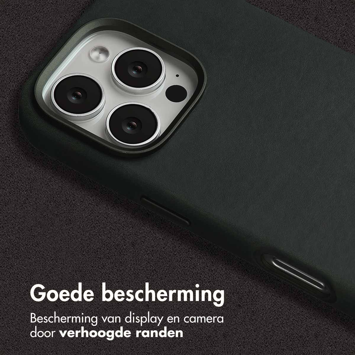 Primo piano di una custodia per telefono. La custodia è verde scuro, con lenti della fotocamera visibili. Il testo 'Goede bescherming' è in basso.