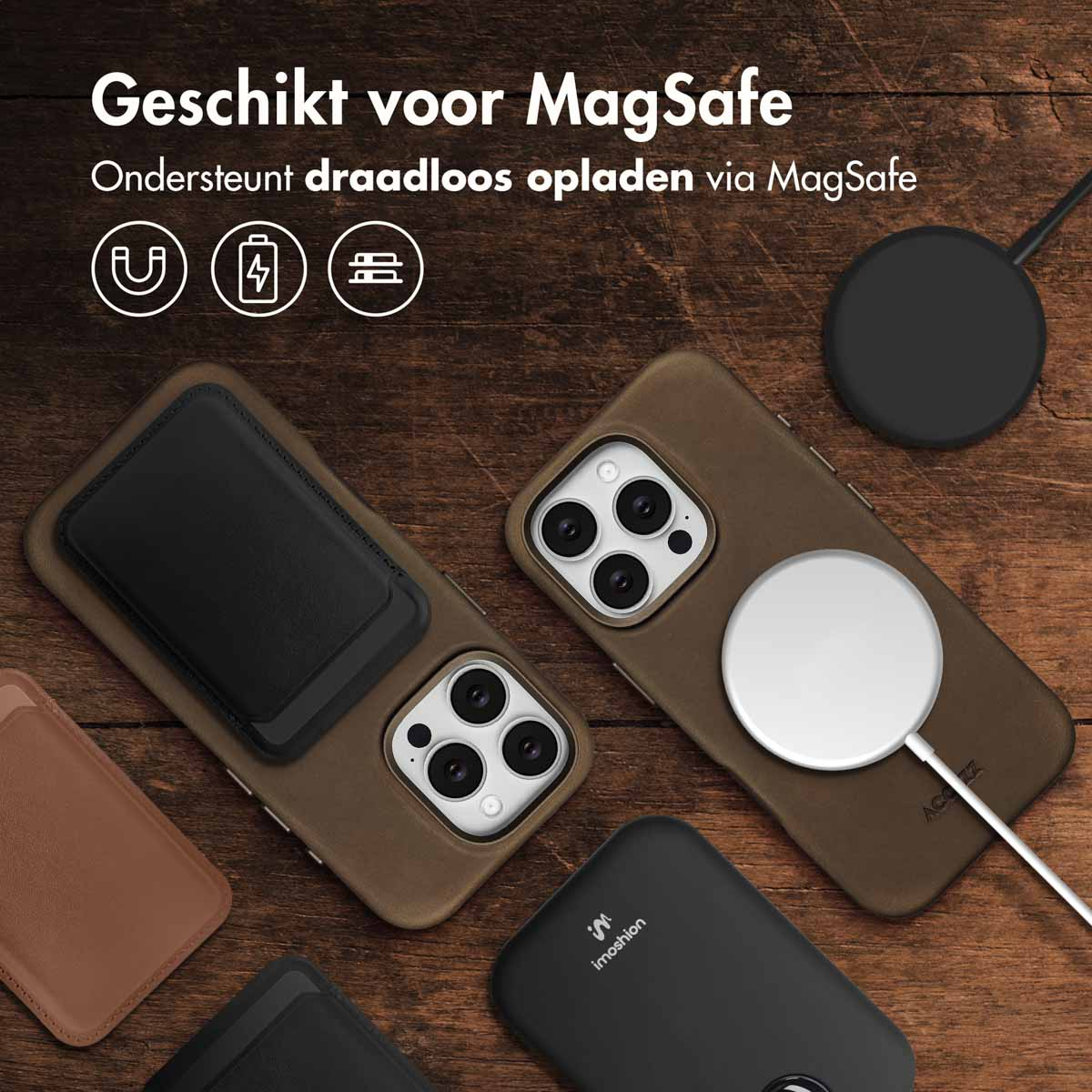 L'immagine mostra custodie per telefoni compatibili con MagSafe, caricabatterie e telefoni su una superficie di legno. Il testo indica la ricarica wireless.