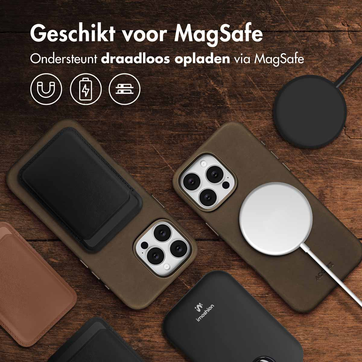 Telefoons met hoesjes en opladers op een houten oppervlak. Tekst bovenaan zegt 'Geschikt voor MagSafe'.