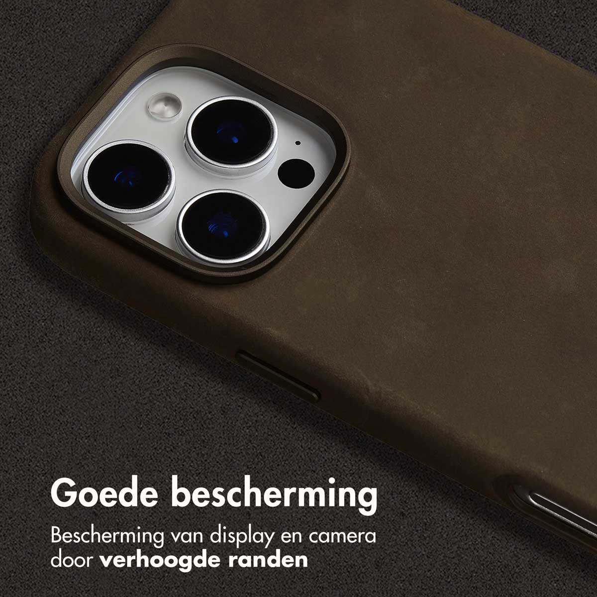 Close-up van een bruine telefoonhoes met drie cameralenzen. De hoes heeft verhoogde randen en goede bescherming.