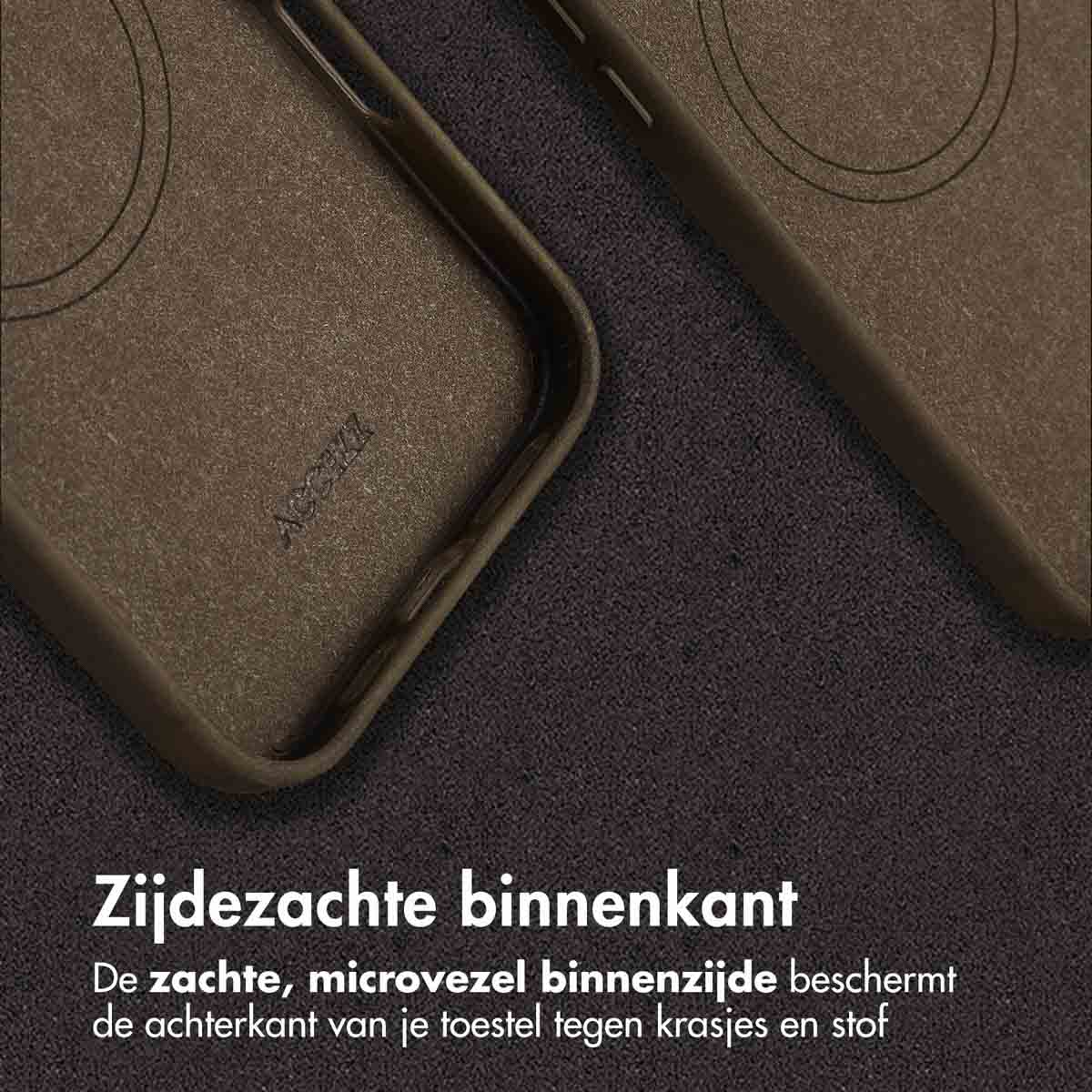 Close-up van de binnenkant van een bruine telefoonhoes. Het oppervlak heeft een textuur. De tekst 'Zijdezachte binnenkant' is zichtbaar.