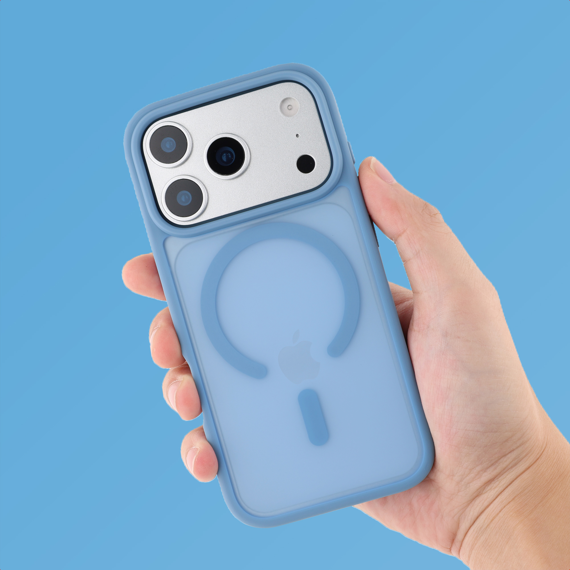 Een hand houdt een blauwe telefoonhoes vast met een iPhone erin. De achtergrond is een blauwe gradiënt.
