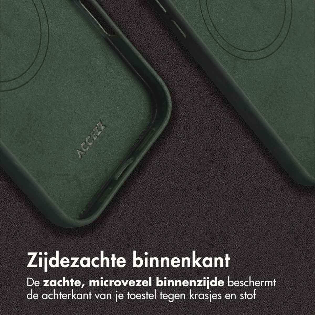 Close-up van een donkergroene telefoonhoes. De hoes heeft een zacht interieur en ligt op een getextureerd donkergrijs oppervlak.