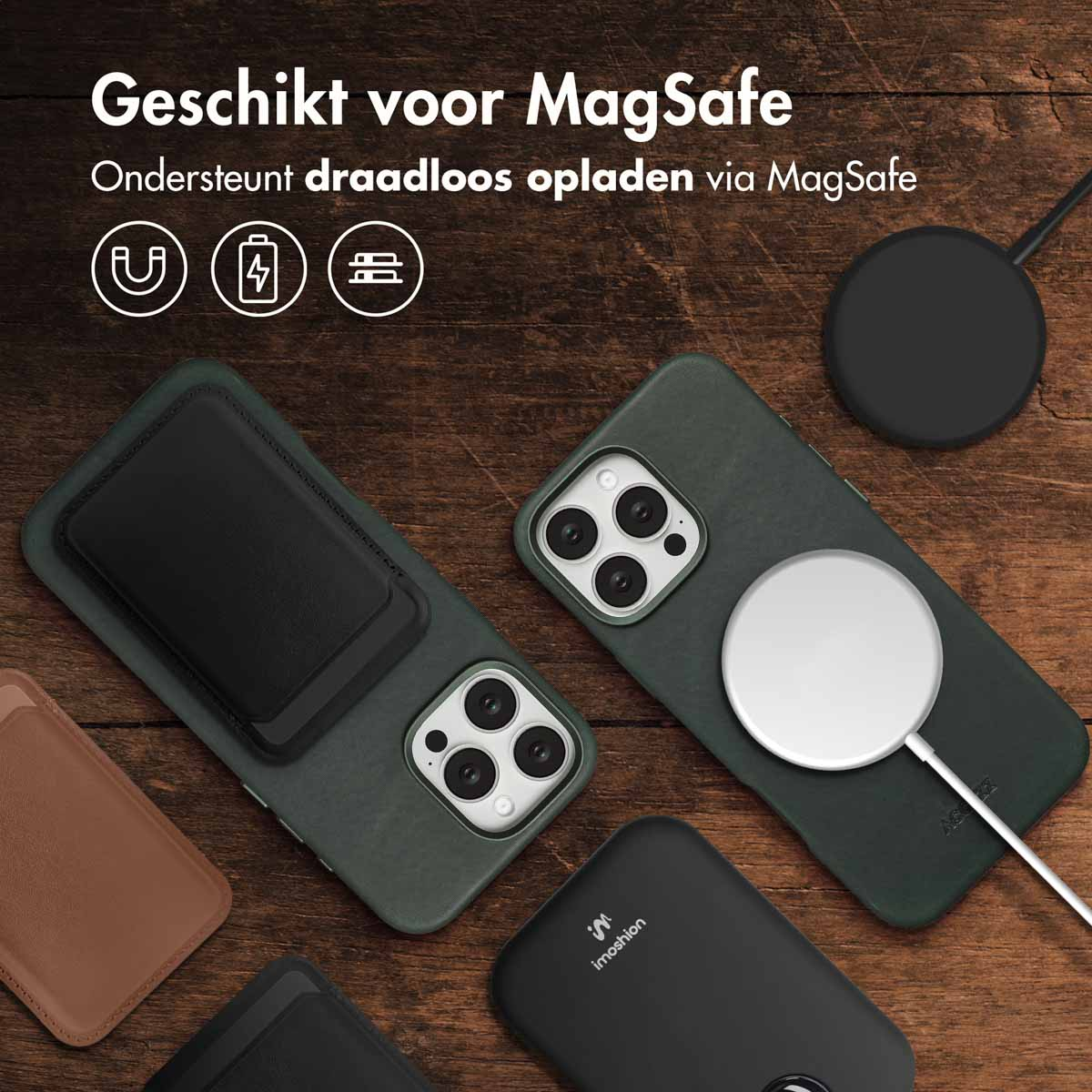 Afbeelding toont iPhone-hoesjes met MagSafe-opladers en accessoires op een houten oppervlak.
