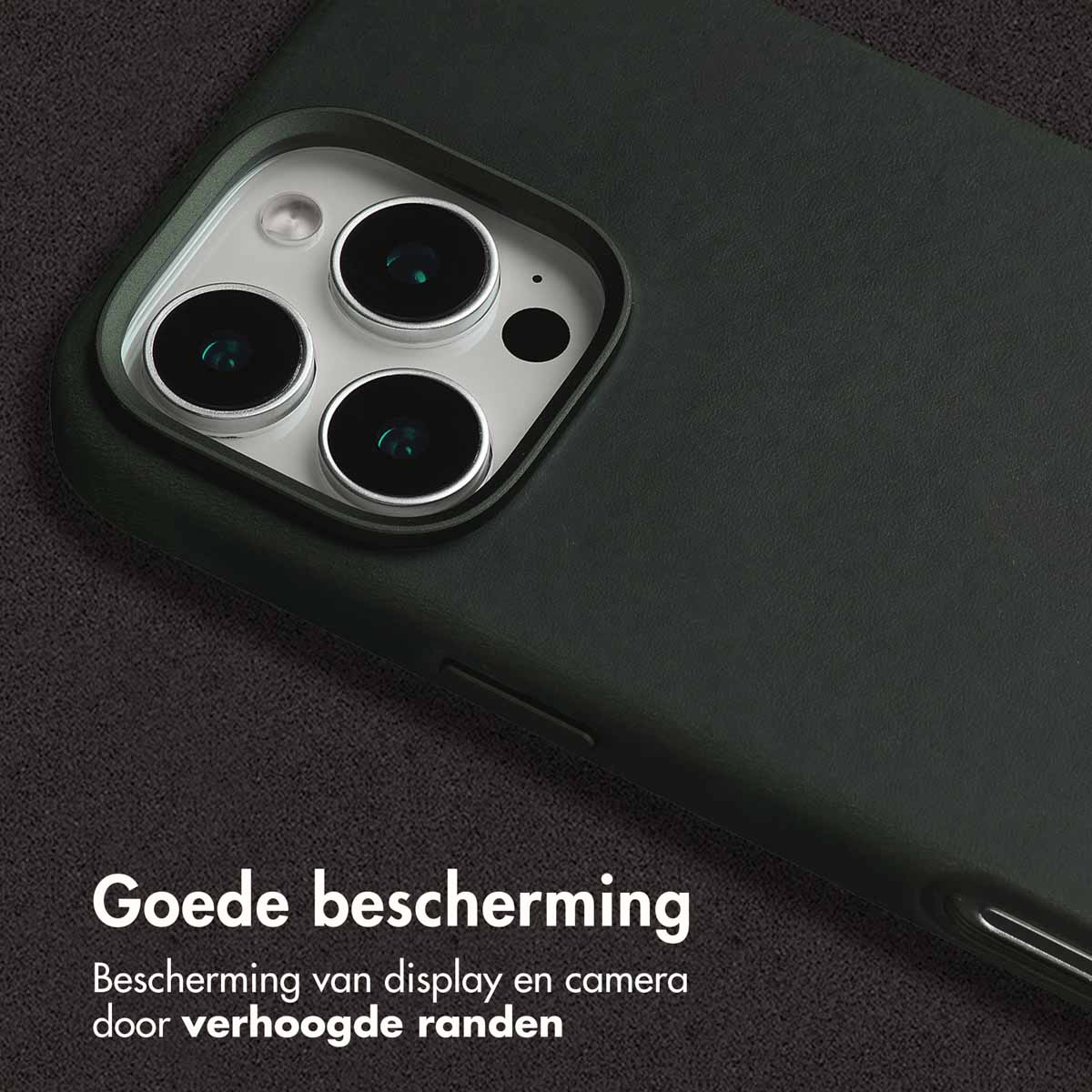 Close-up van een telefoonhoesje met drie cameralenzen. De hoes is donkergroen en de lenzen hebben zilveren randen. Tekst onderaan.