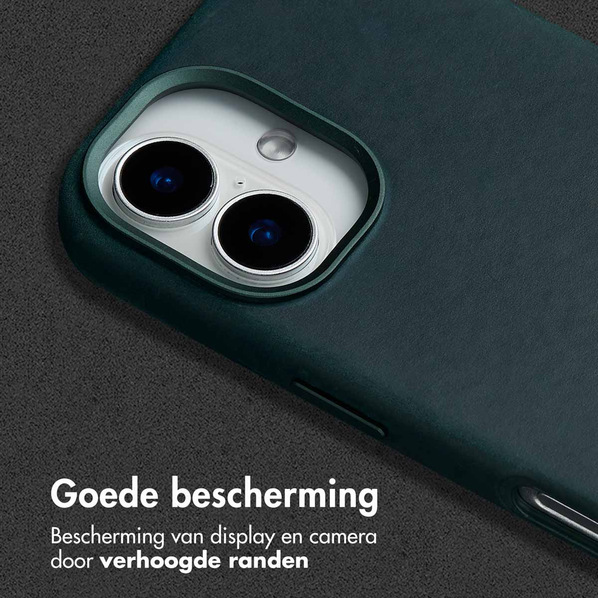 Close-up van een donkergroene telefoonhoes. De hoes heeft verhoogde randen rond de cameralenzen. Tekst onderaan geeft goede bescherming aan.