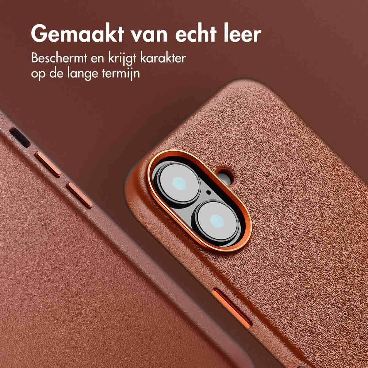 Close-up van een bruine leren telefoonhoes. De hoes heeft een camera-uitsparing met twee lenzen en tekst bovenaan.