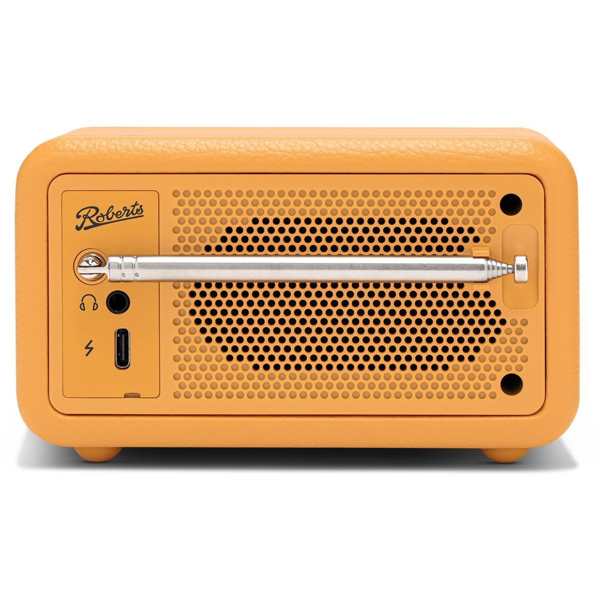 Pomarańczowe radio Roberts. Ma głośnik, antenę, gniazdo słuchawkowe i inne porty. Radio jest na białym tle.