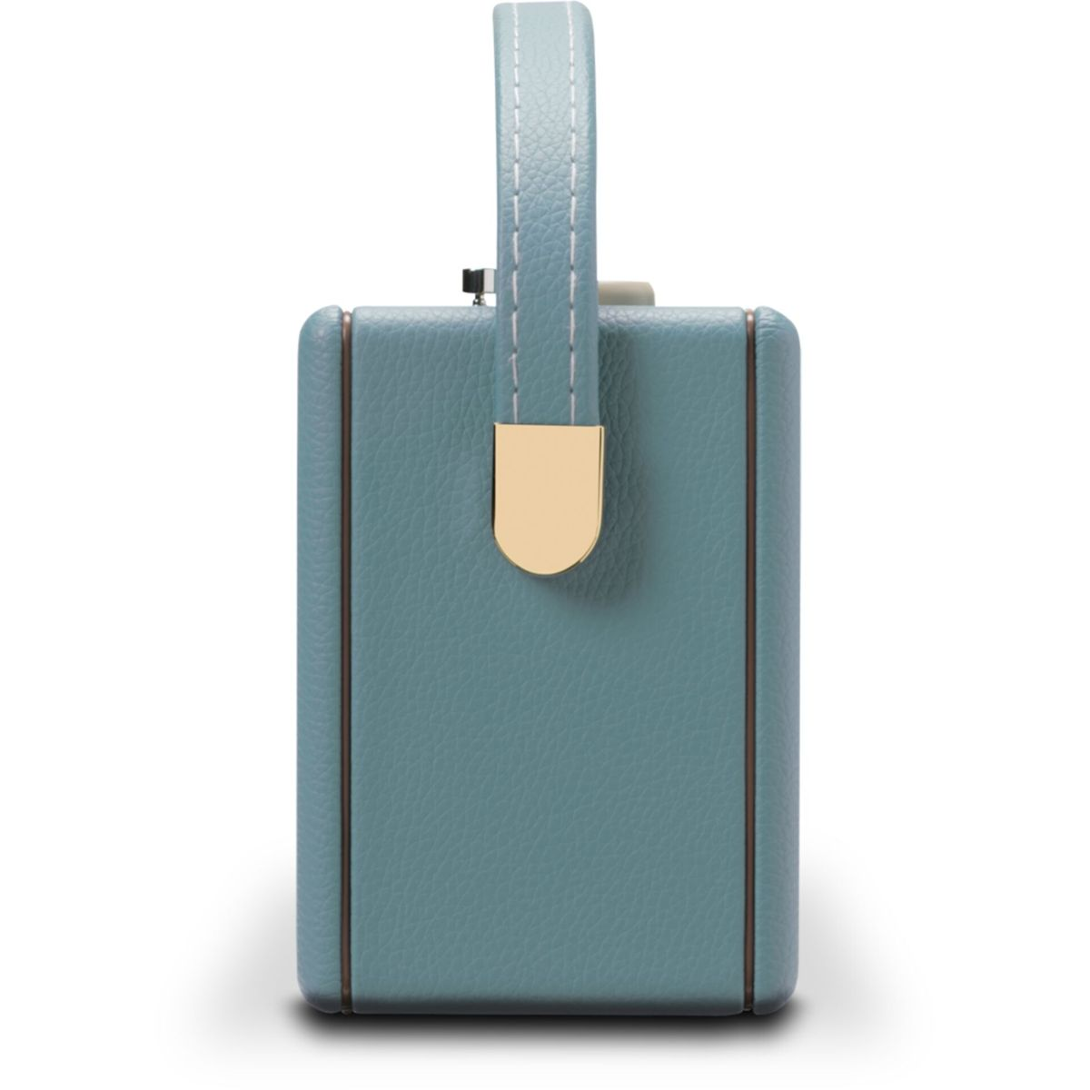 Eine rechteckige, hellblaue Handtasche mit Griff. Sie hat einen goldfarbenen Verschluss und Zierleisten. Der Hintergrund ist weiß.