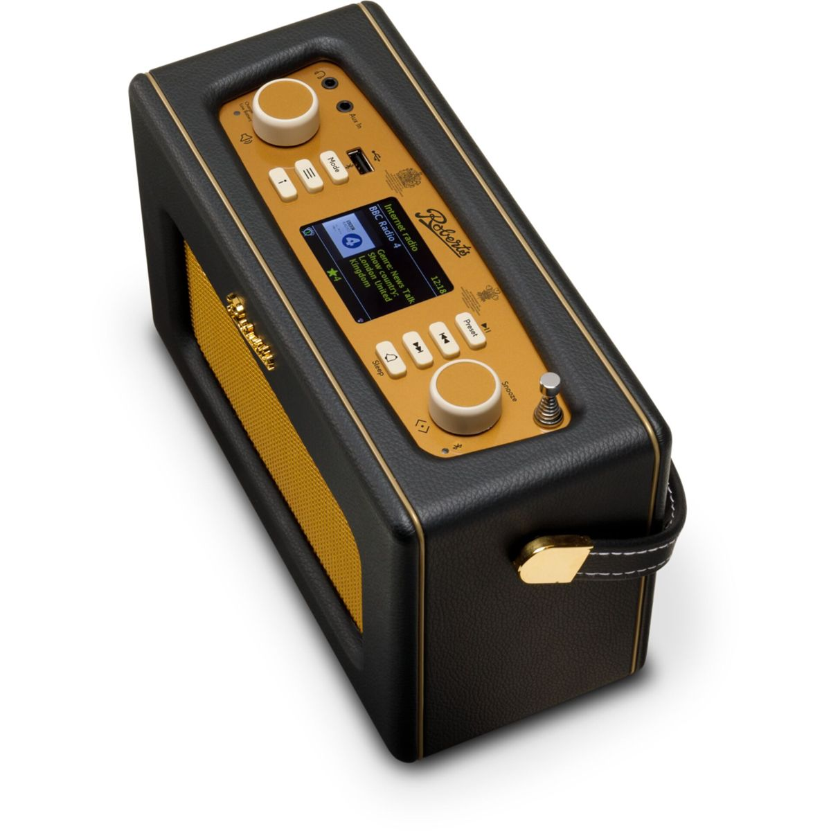 Czarno-złote radio Roberts. Ma ekran wyświetlający informacje o stacji radiowej, przyciski i uchwyt. Tło jest białe.