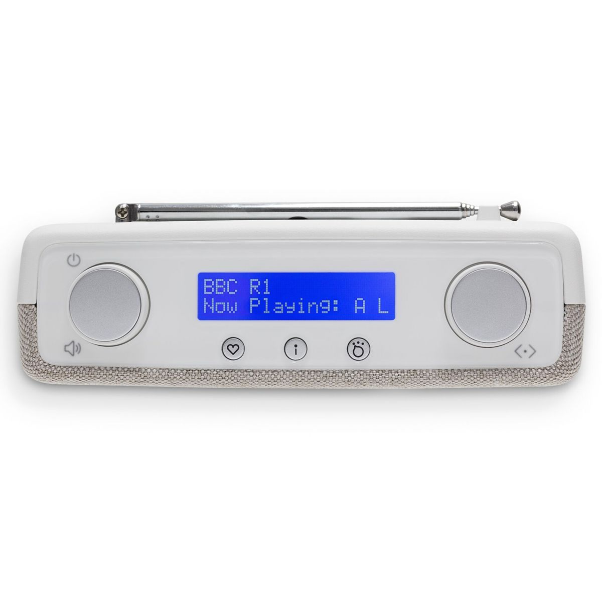 Weißes Radio mit blauem Display, auf dem 'BBC R1 Now Playing: A L' steht. Es hat silberne Knöpfe und eine ausziehbare Antenne.
