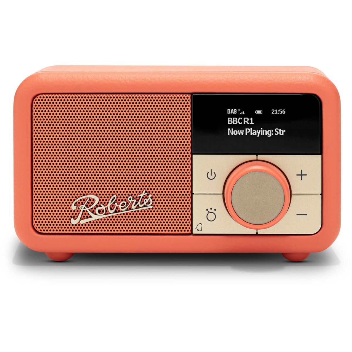 Ein korallenfarbenes Roberts-Radio mit Lautsprechergrill, Display und Bedientasten. Das Display zeigt 'BBC R1'.