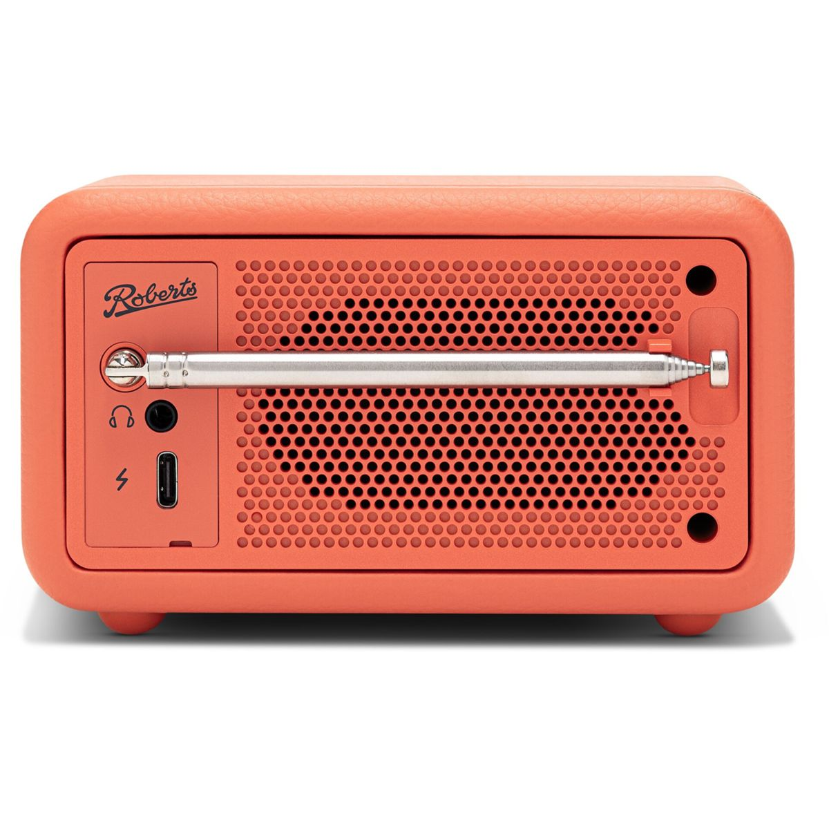 Ein orangefarbenes Retro-Radio mit Lautsprechergrill, Antenne und Roberts-Logo. Es hat Anschlüsse für Kopfhörer und Aufladen.