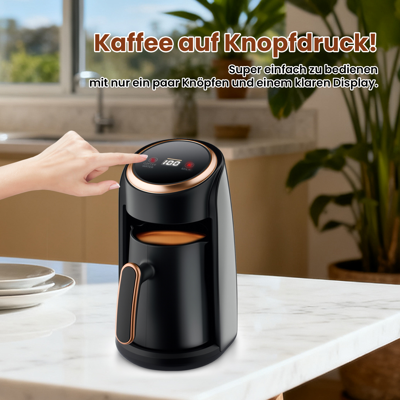 Eine Hand drückt eine Taste auf einer schwarzen Kaffeemaschine mit goldenem Rand. Text: 'Kaffee auf Knopfdruck!'