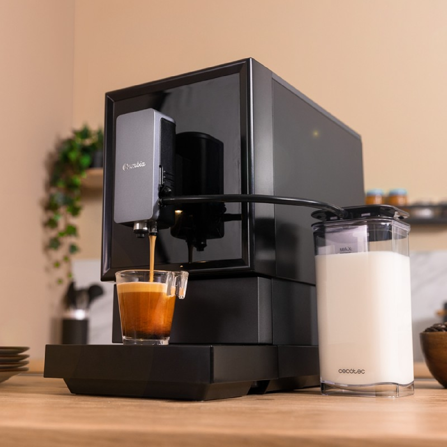 Eine Kaffeemaschine, die Kaffee in ein Glas ausgibt. Daneben steht ein Milchbehälter. Der Hintergrund zeigt Pflanzen und eine Holzoberfläche.
