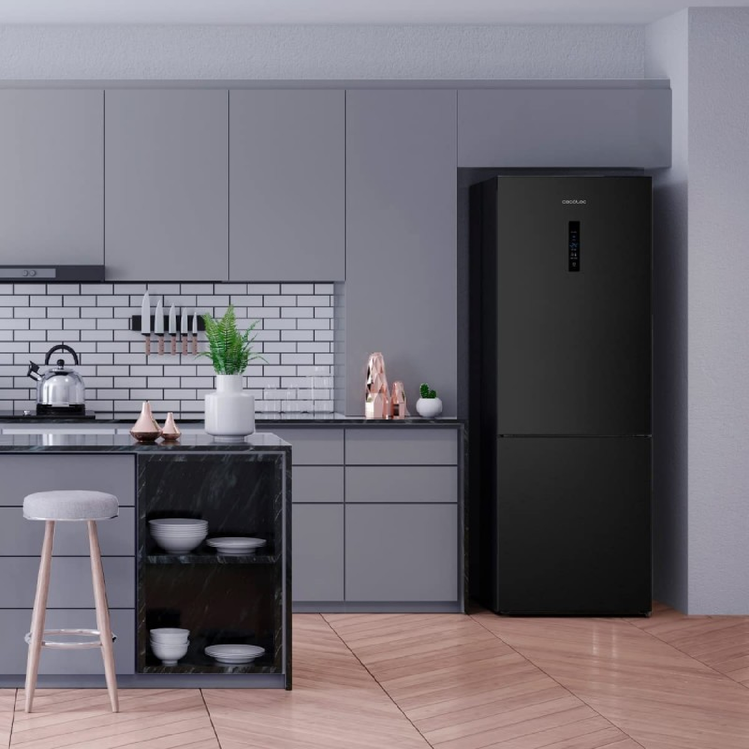 Una cucina moderna con frigorifero nero, armadi grigi e un'isola con sgabello. Pavimento in legno e muro in mattoni bianchi.