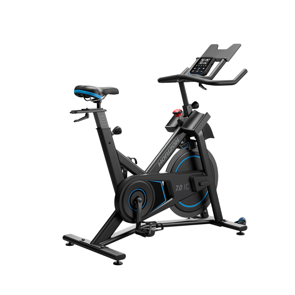 Czarny rower treningowy Horizon 7.0 IC. Ma cyfrowy wyświetlacz, niebieskie akcenty, siodełko i kierownicę. Tło jest czarne.
