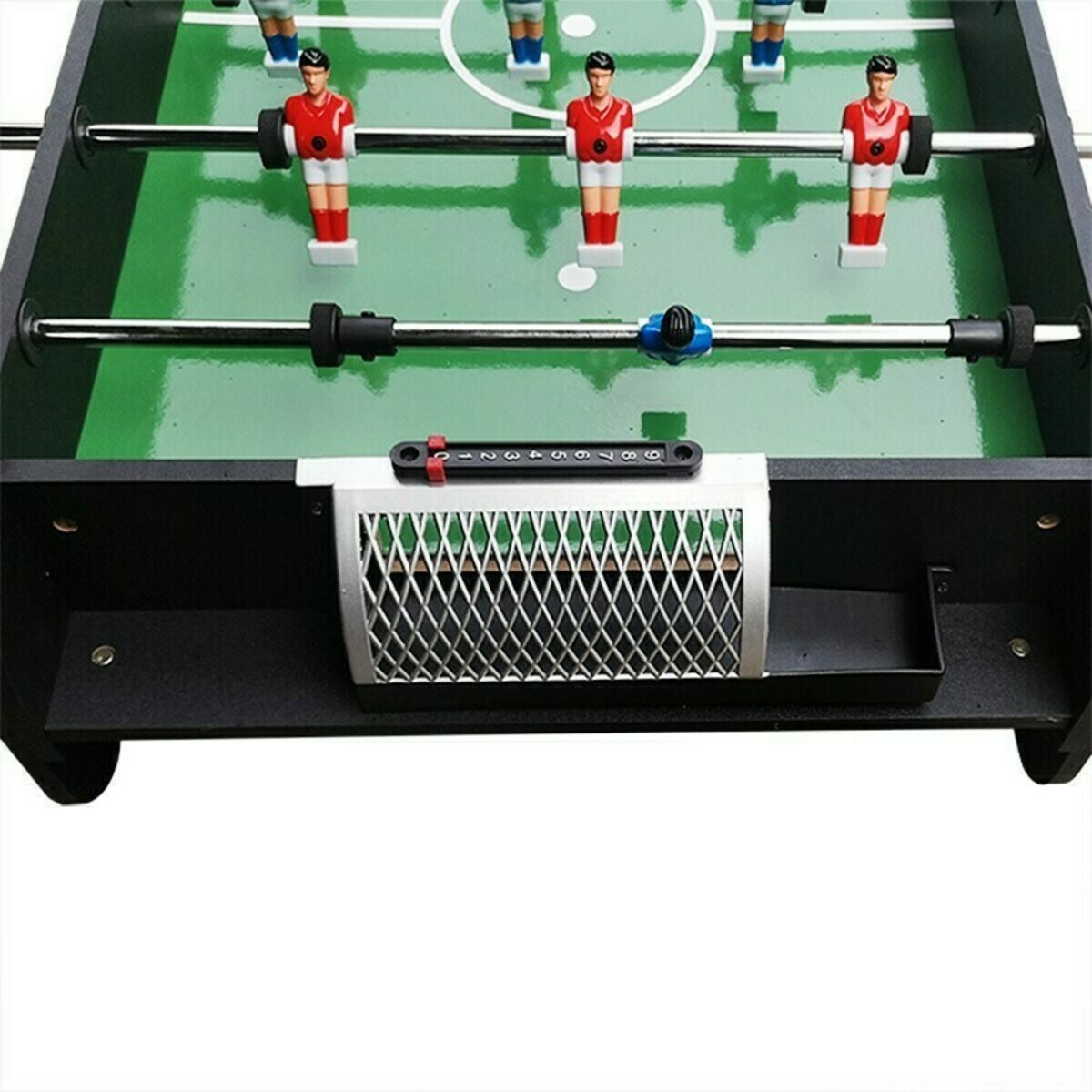 Een tafelvoetbaltafel met rode en blauwe spelers. De tafel is groen met witte lijnen en een scorebord. Het net is zichtbaar.