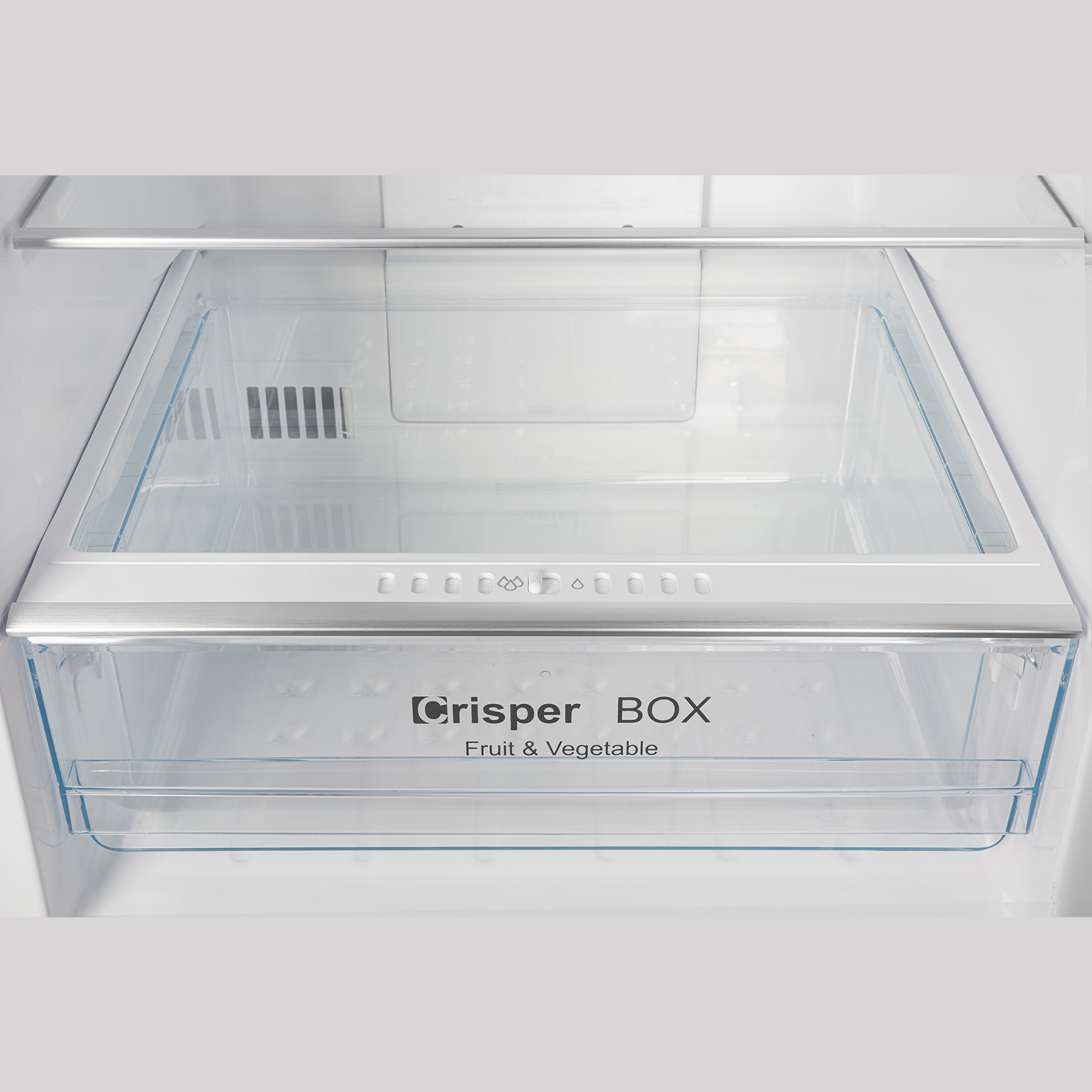 Im Inneren eines Kühlschranks. Eine transparente Crisper-Box ist sichtbar, mit der Aufschrift 'Crisper Box Fruit & Vegetable'.