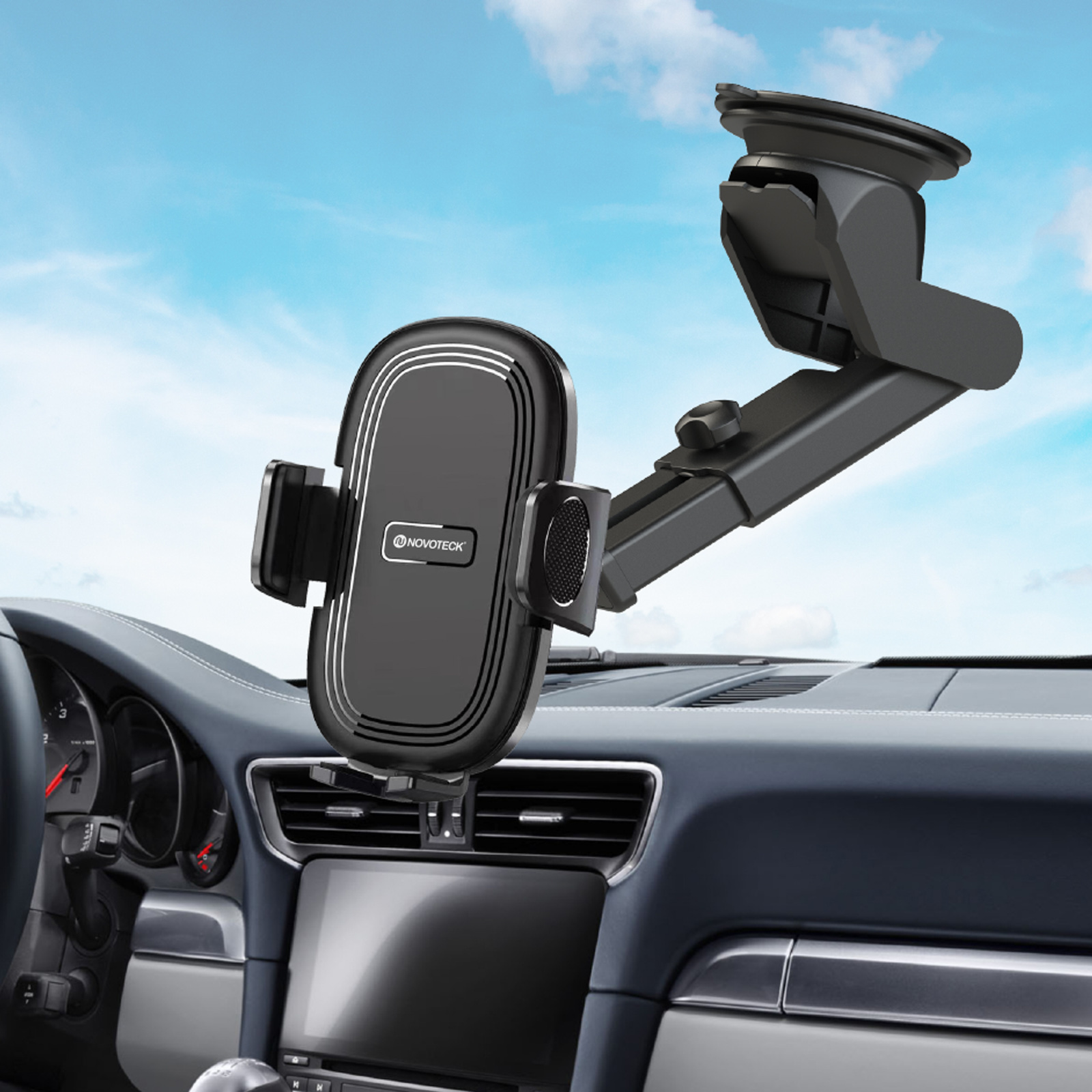 Un soporte negro para teléfono de automóvil está montado en un automóvil. El fondo muestra un cielo azul.