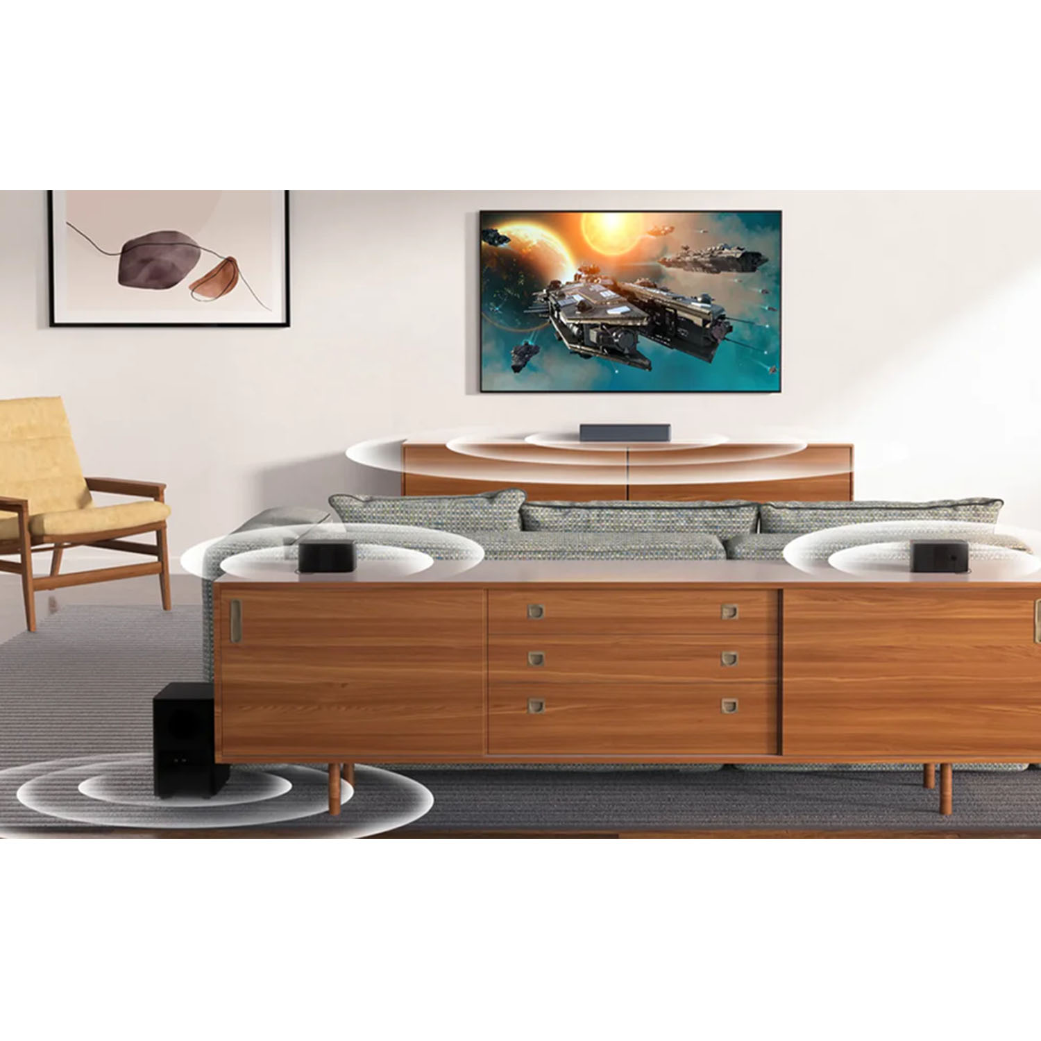 Salon z telewizorem pokazującym scenę bitwy kosmicznej. Drewniana szafka z głośnikami i subwooferem. Obecny jest fotel i dzieła sztuki.