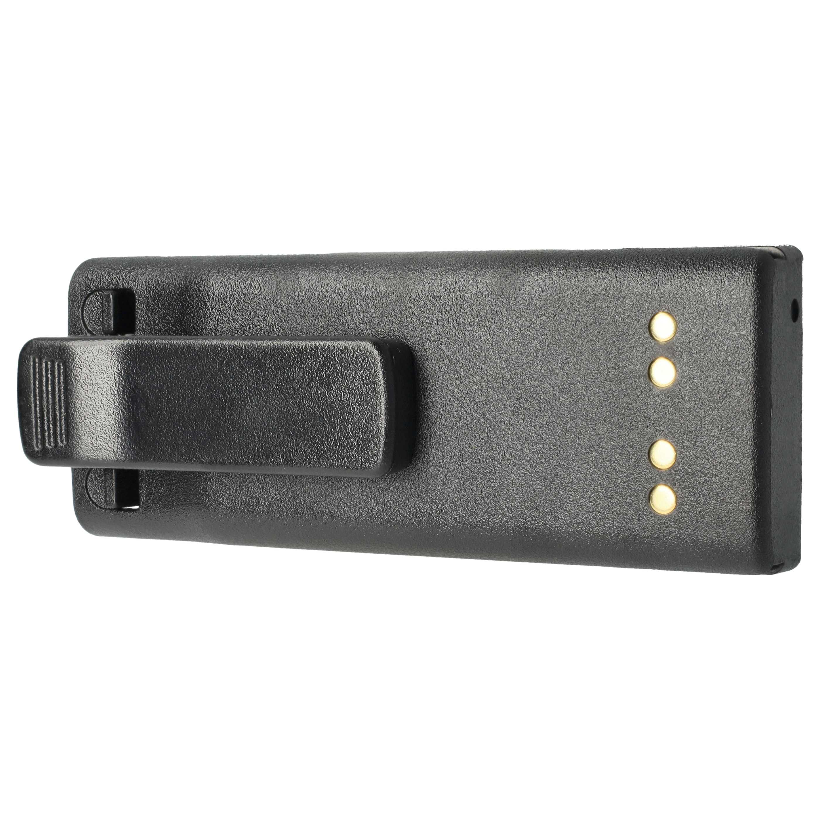 Ein schwarzer Funkgeräte-Akku. Mit Gürtelclip und drei goldfarbenen Kontaktpunkten.