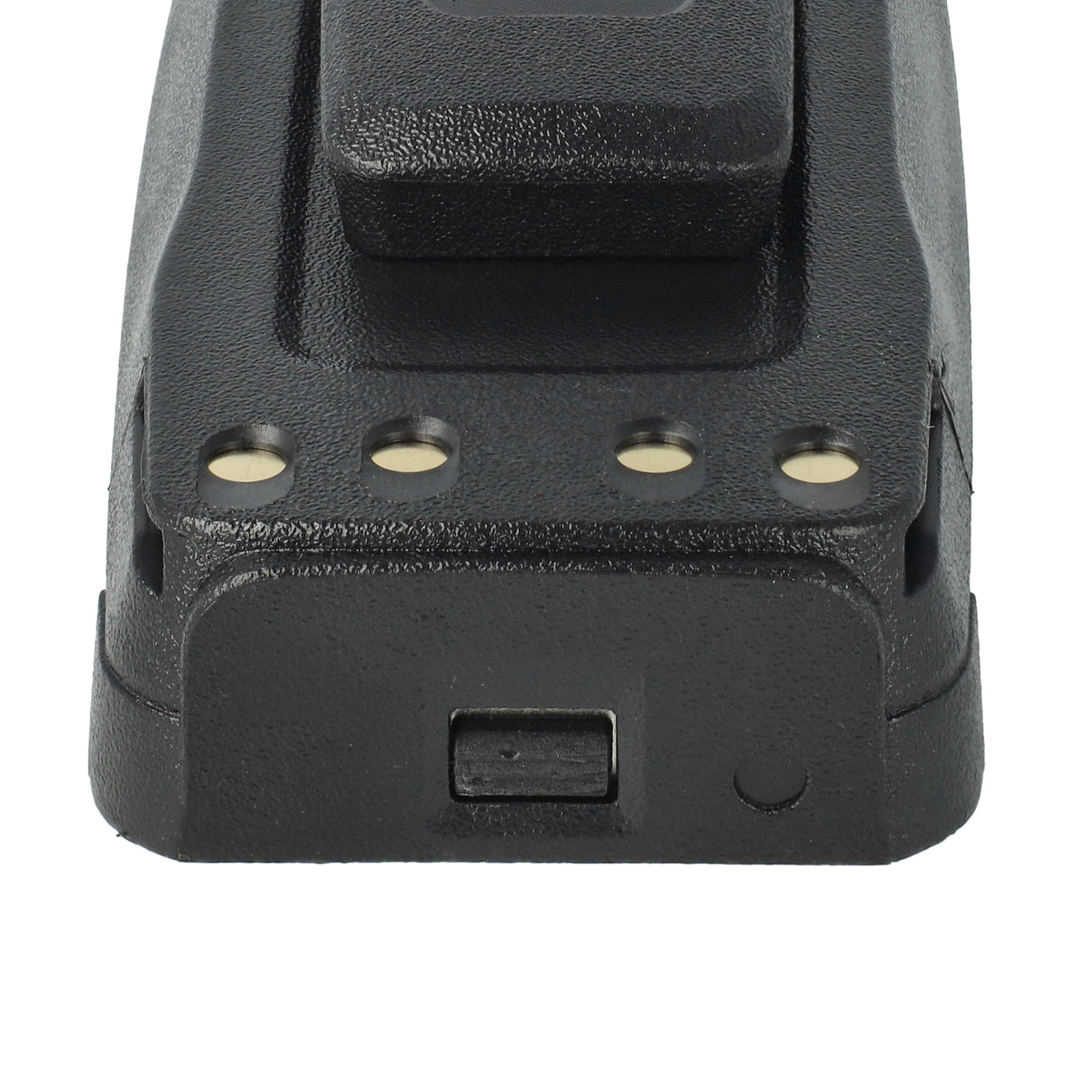 Nahaufnahme eines schwarzen Geräts mit Clip und drei kleinen Löchern. Es hat einen Anschluss unten.