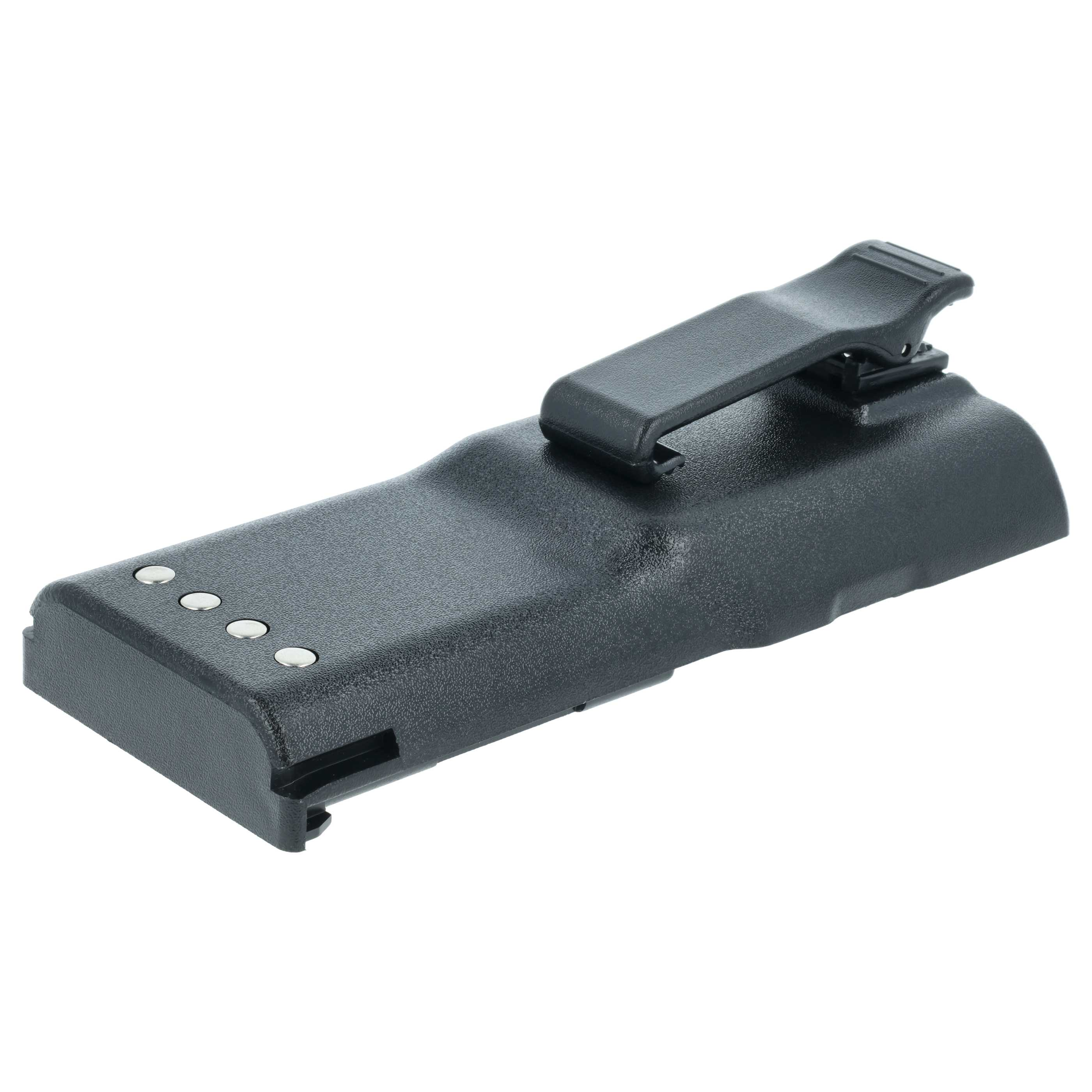 Ein schwarzer rechteckiger Akku mit Clip oben und 4 silbernen Punkten. Isoliert auf weißem Hintergrund.