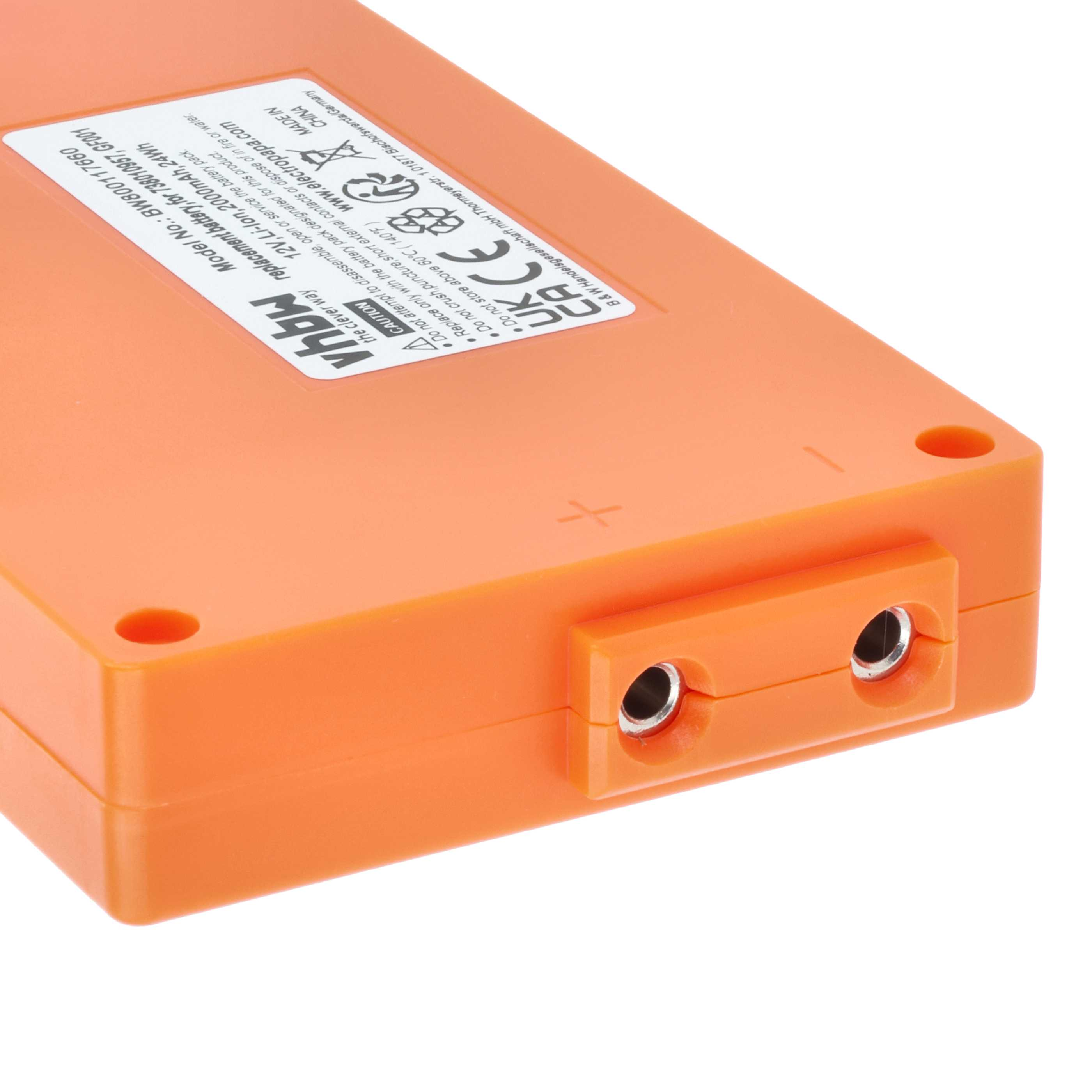 Ein orangefarbener Akku mit Etiketten und Anschlüssen. Der Text enthält Modell- und Vorsichtshinweise.
