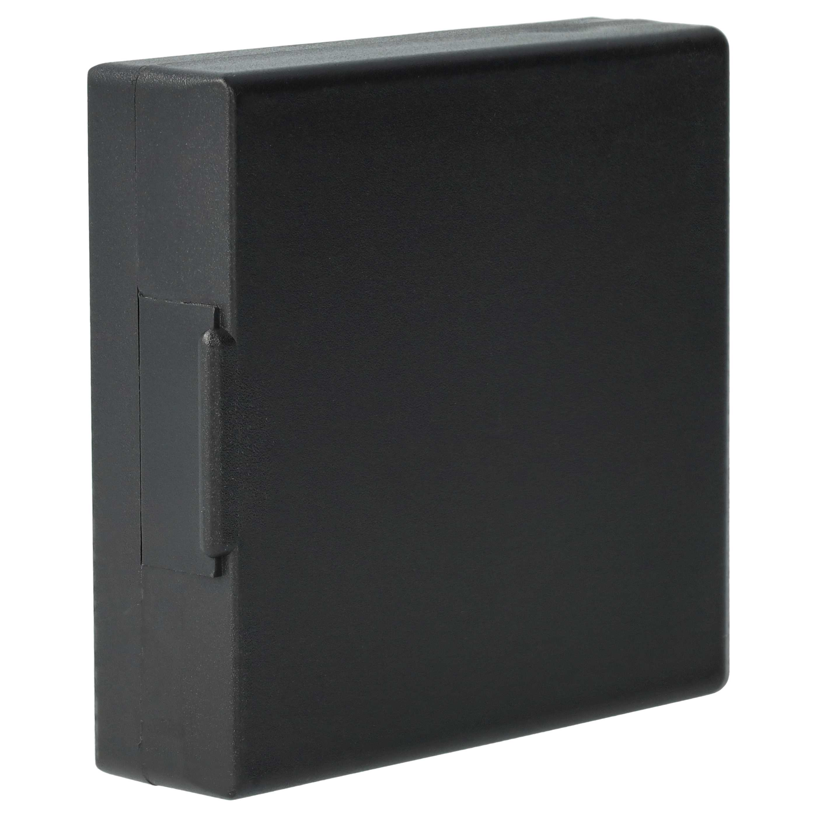 Eine schwarze, rechteckige Box steht aufrecht. Sie hat eine leicht strukturierte Oberfläche und eine vertiefte Platte.