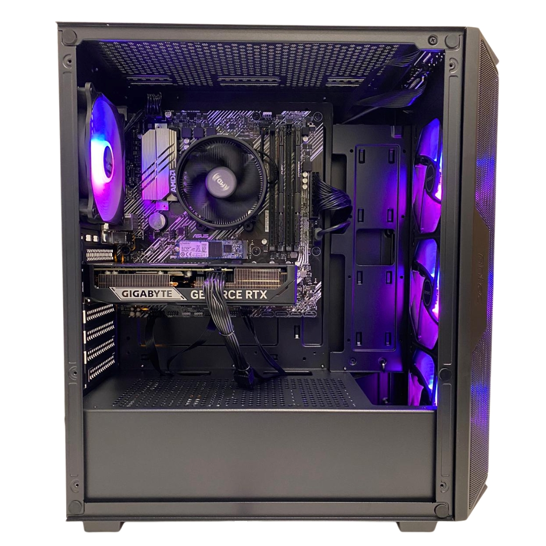 Una carcasa de ordenador abierta, mostrando componentes internos. Incluye una placa base, tarjeta gráfica, enfriador de CPU y ventiladores con luces moradas.