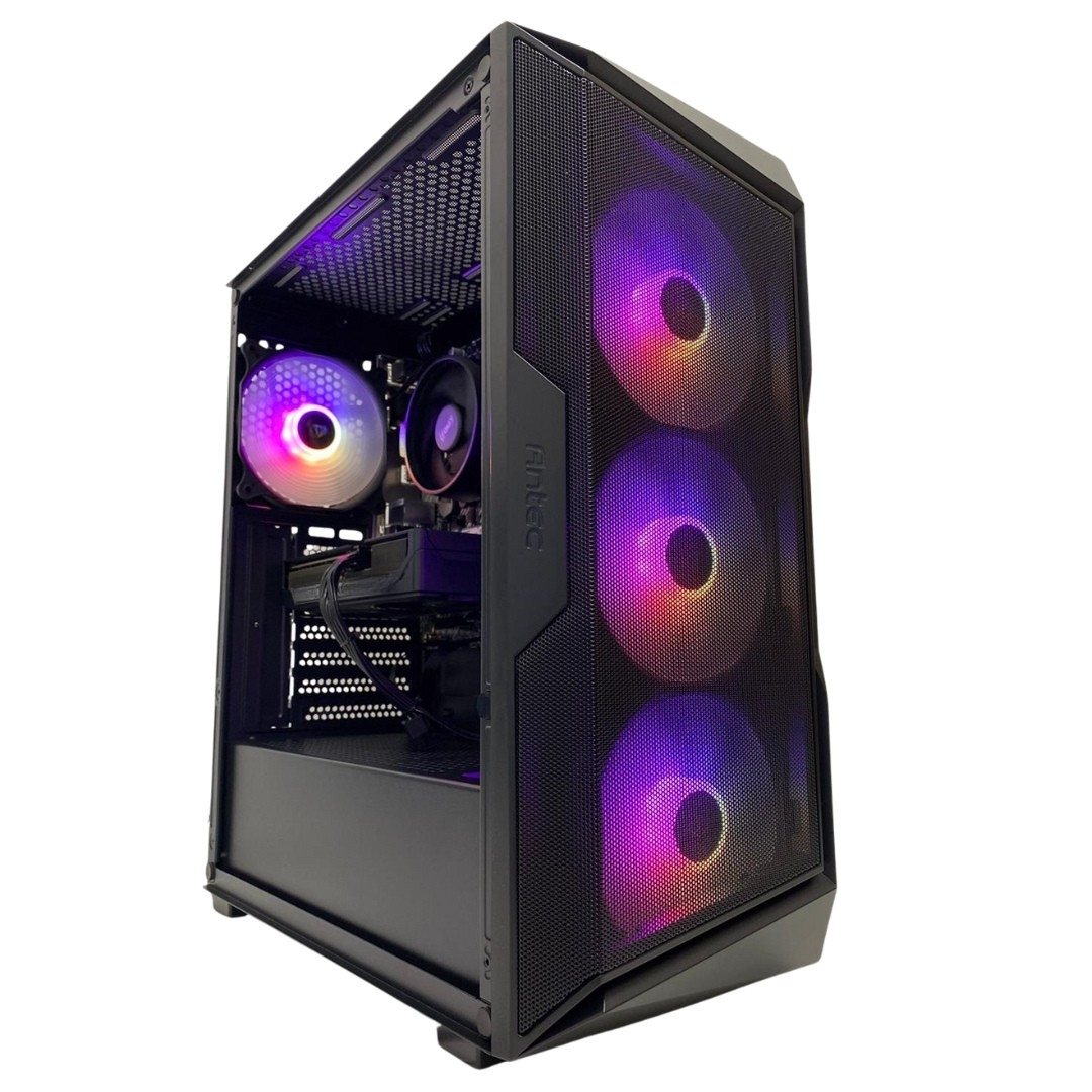 Una caja de ordenador negra con ventiladores RGB. La parte delantera tiene tres ventiladores grandes y el lado muestra componentes internos.