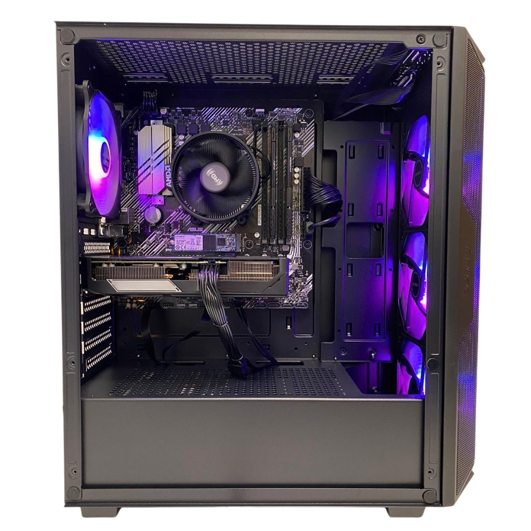 Carcasa de PC abierta con componentes visibles, incluyendo una placa base, refrigerador de CPU, tarjeta gráfica y ventiladores con iluminación púrpura.