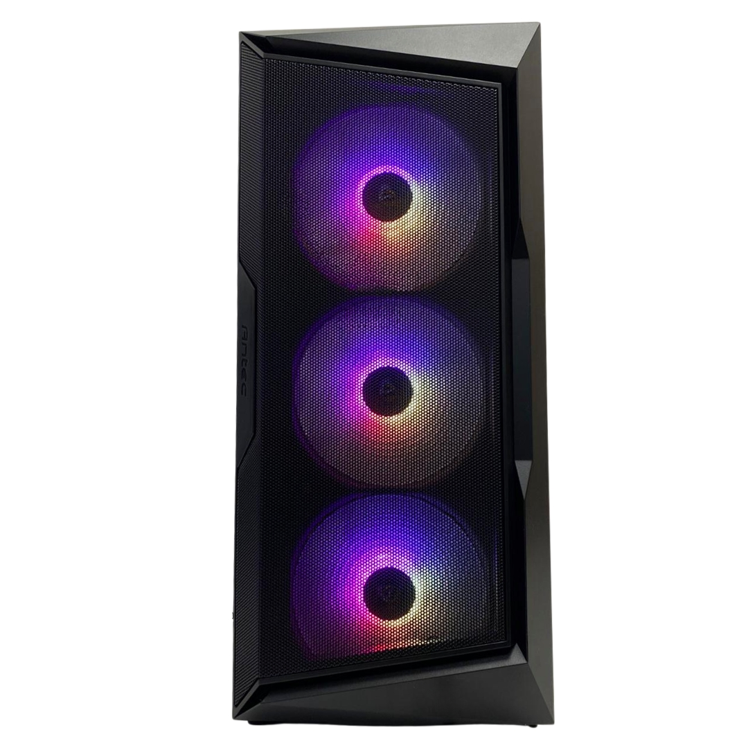 Caja de computadora negra con tres ventiladores iluminados que muestran colores del arcoíris. La caja está sobre un fondo blanco.