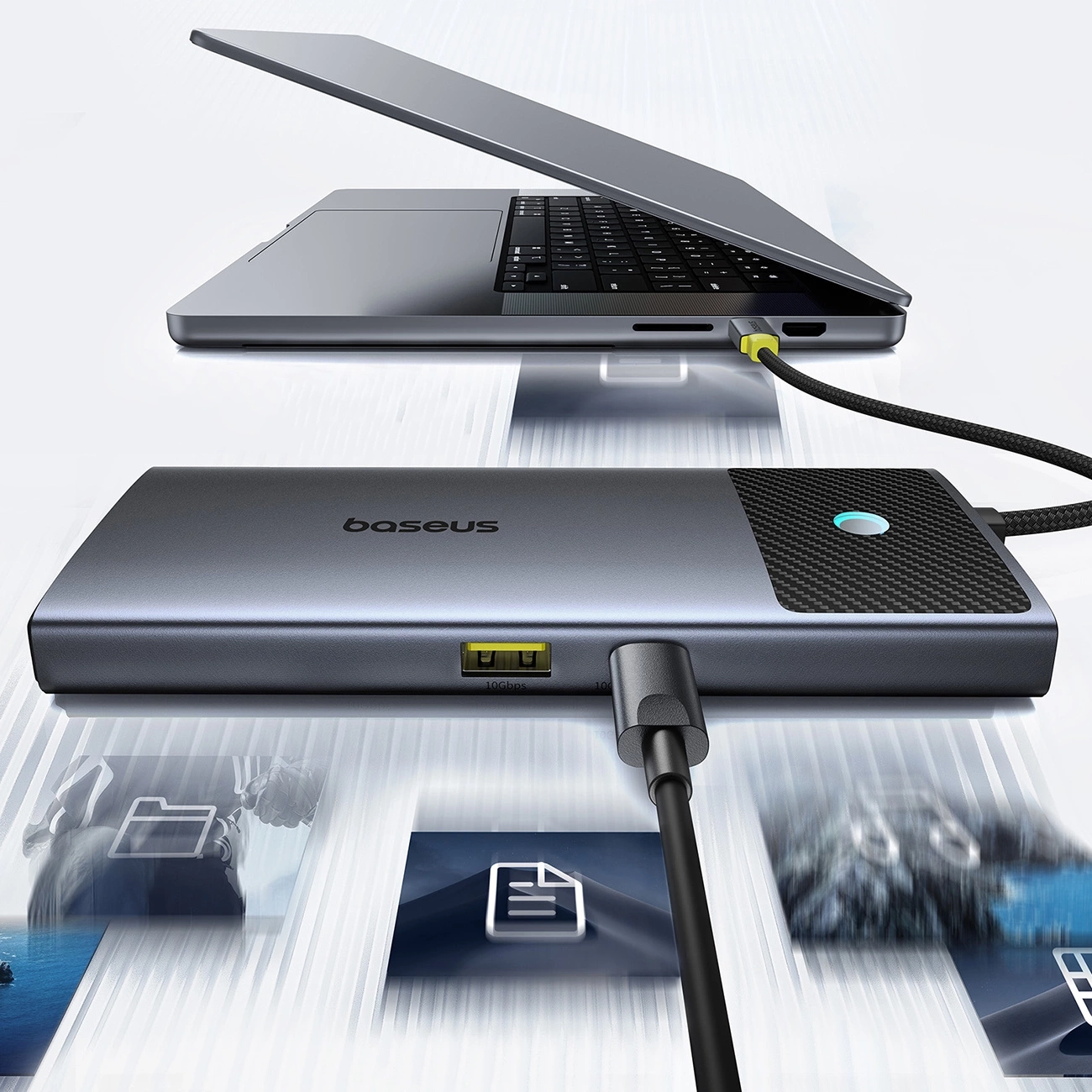 Laptop ist über ein USB-C-Kabel mit einer Baseus-Dockingstation verbunden. Die Station hat USB-Anschlüsse und ein Karbonfaser-Design.