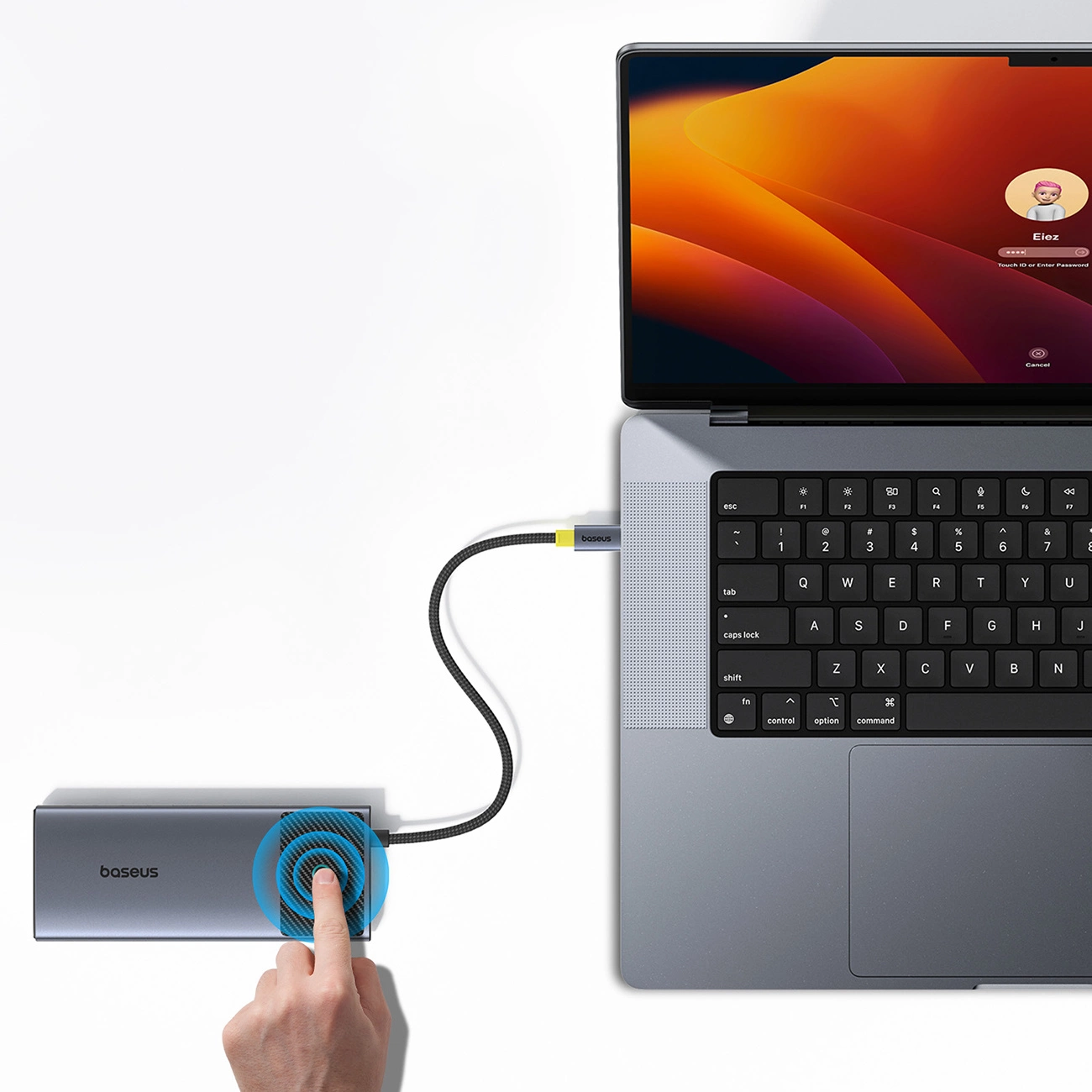 Ein Laptop ist über ein Kabel mit einem Baseus-Gerät verbunden. Ein Finger berührt den Fingerabdrucksensor des Geräts. Der Laptop-Bildschirm zeigt eine Benutzeranmeldung.