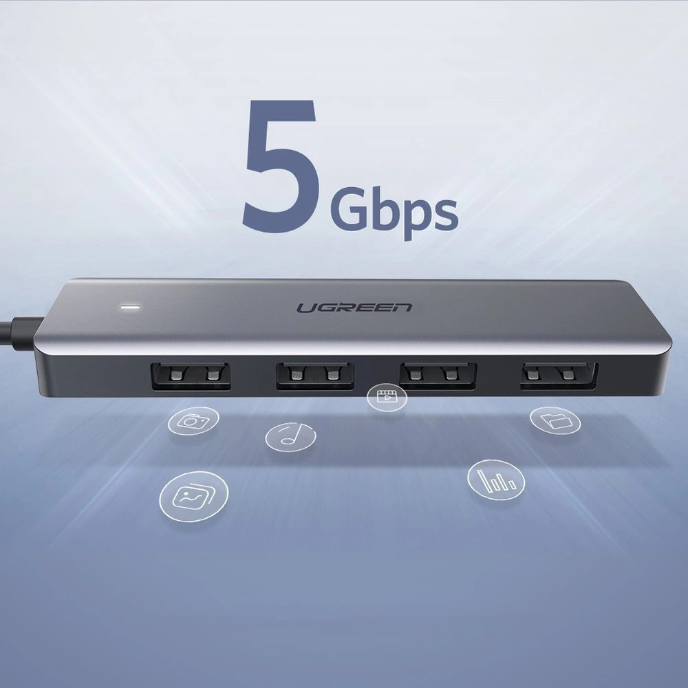 Un hub USB UGREEN grigio con quattro porte. Il testo dice 5 Gbps. Sono visibili icone di fotocamera, musica, dati e altro.