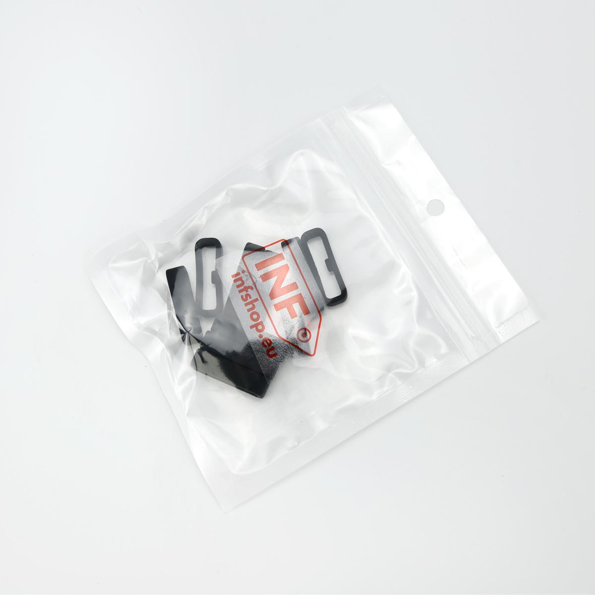 Een doorzichtige plastic zak bevat zwarte plastic clips. De zak heeft een rood logo en de achtergrond is wit.
