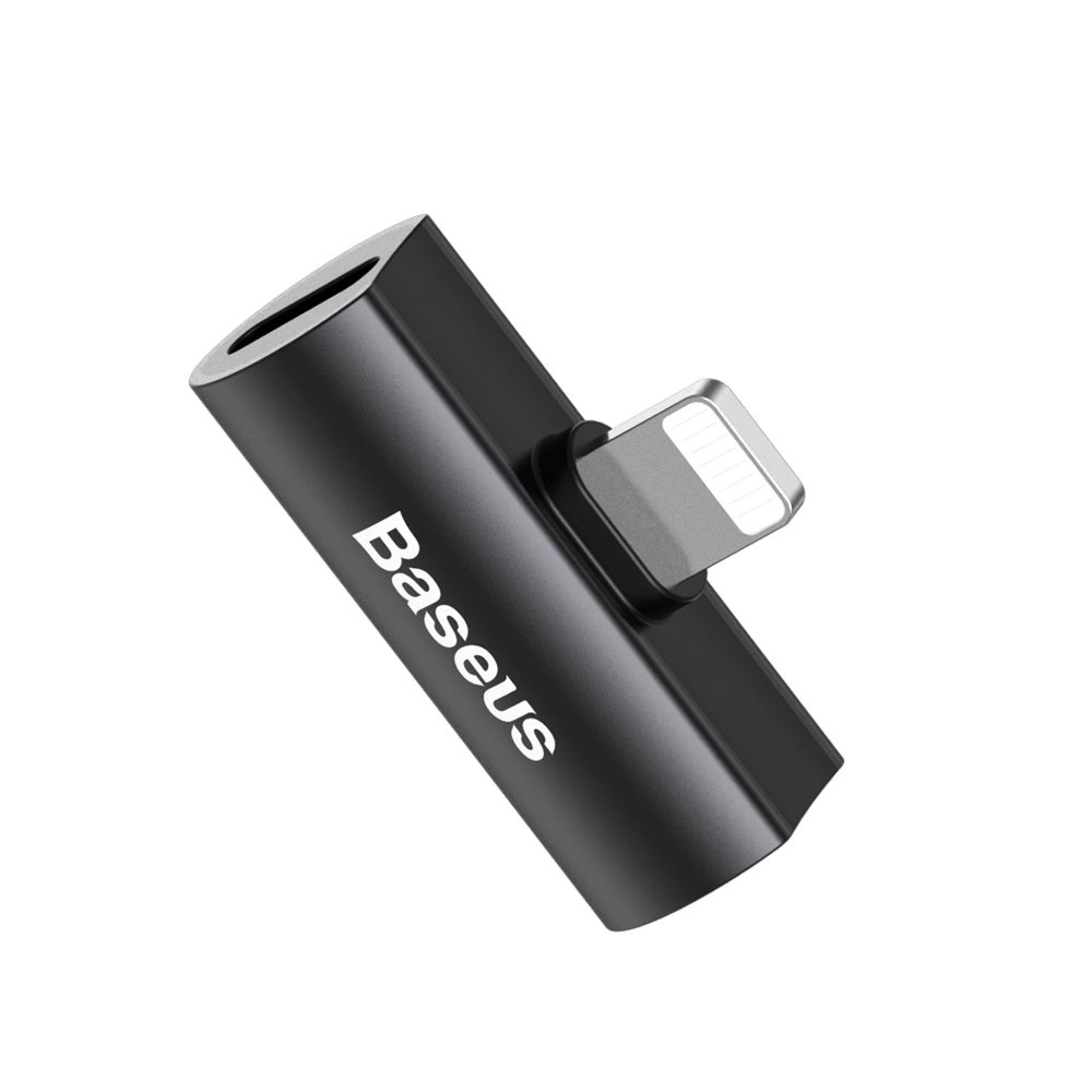Ein schwarzer Baseus-Adapter mit Lightning-Anschluss auf weißem Hintergrund. Er hat einen USB-C-Anschluss.