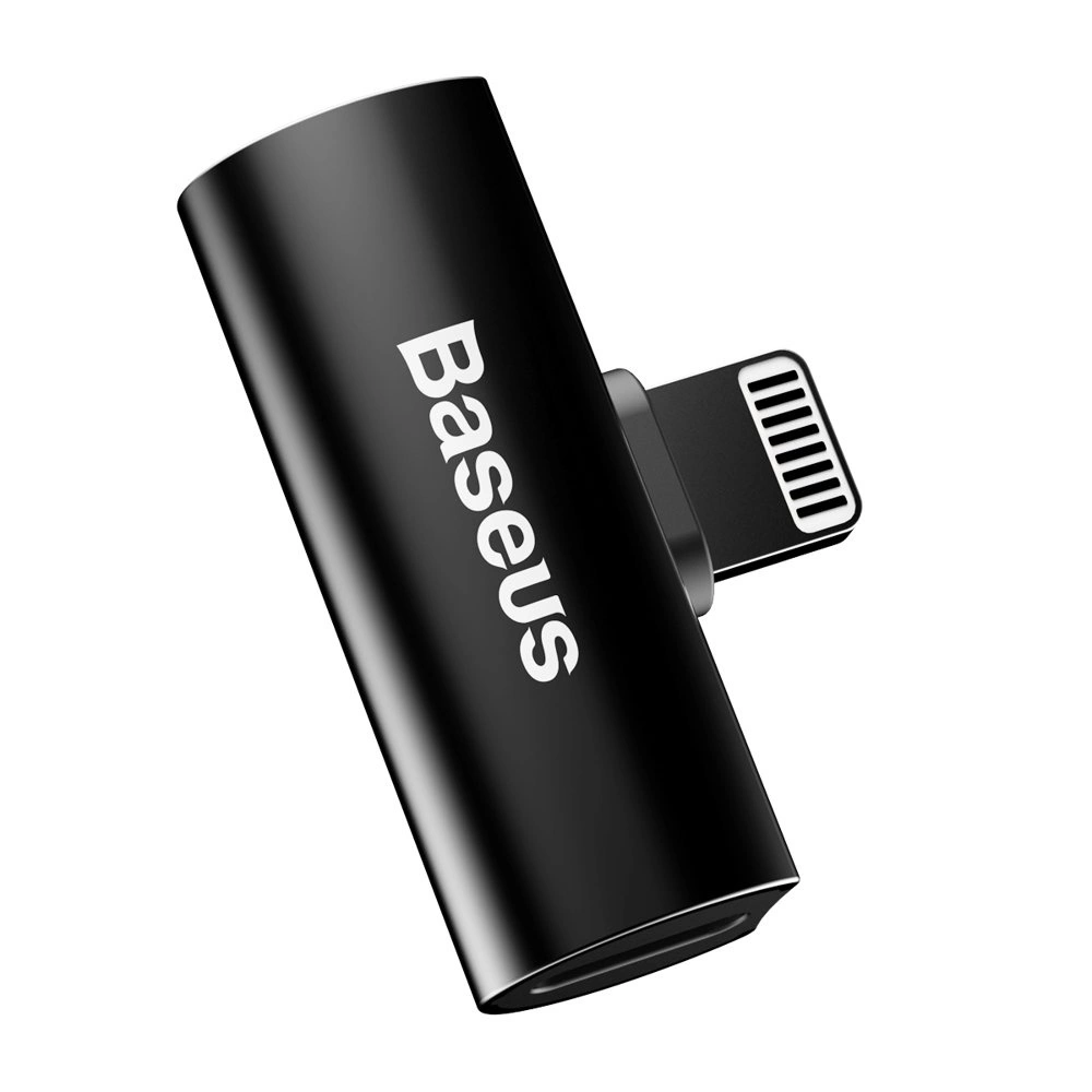 Ein schwarzer Baseus-Adapter mit Lightning-Anschluss. Der Adapter hat einen rechteckigen Körper mit abgerundeten Kanten und dem Baseus-Logo.