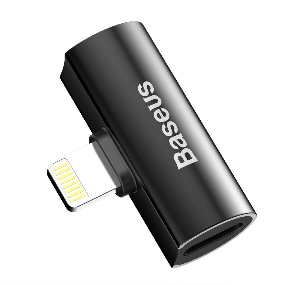 Ein schwarzer Baseus-Adapter mit Lightning-Anschluss und USB-C-Anschluss, schräg auf weißem Hintergrund.