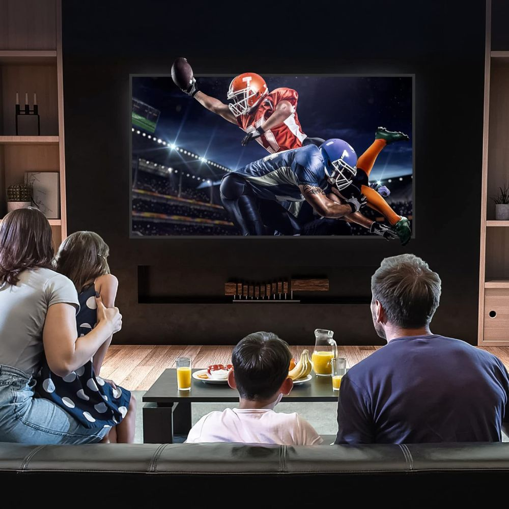 Een gezin kijkt naar een American football wedstrijd op tv. Spelers in rode en blauwe uniformen in actie.