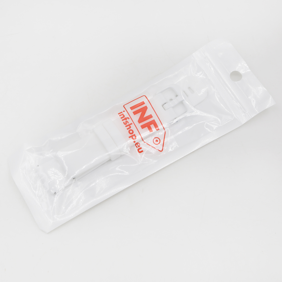 Ein weißes Uhrenarmband ist in einer durchsichtigen Plastiktüte verpackt. Die Tüte hat ein rotes Logo mit dem Wort INF und der Adresse infshop.eu.