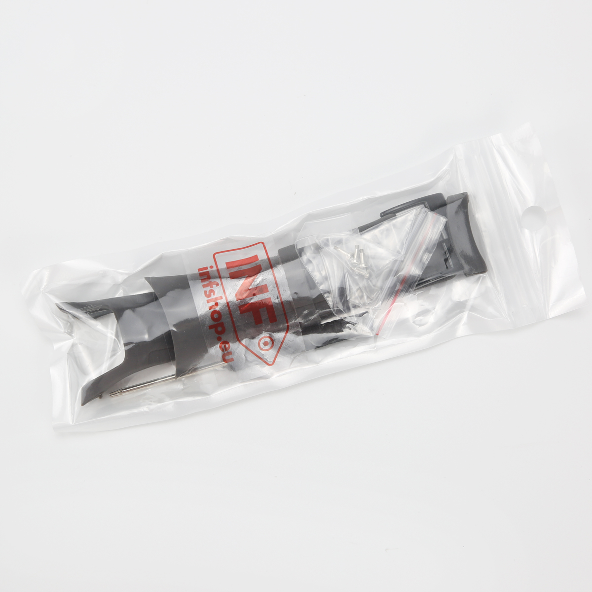 Ein durchsichtiger Plastikbeutel enthält schwarze Kunststoffteile, Schrauben und ein rot-weißes Logo mit Text auf weißem Untergrund.