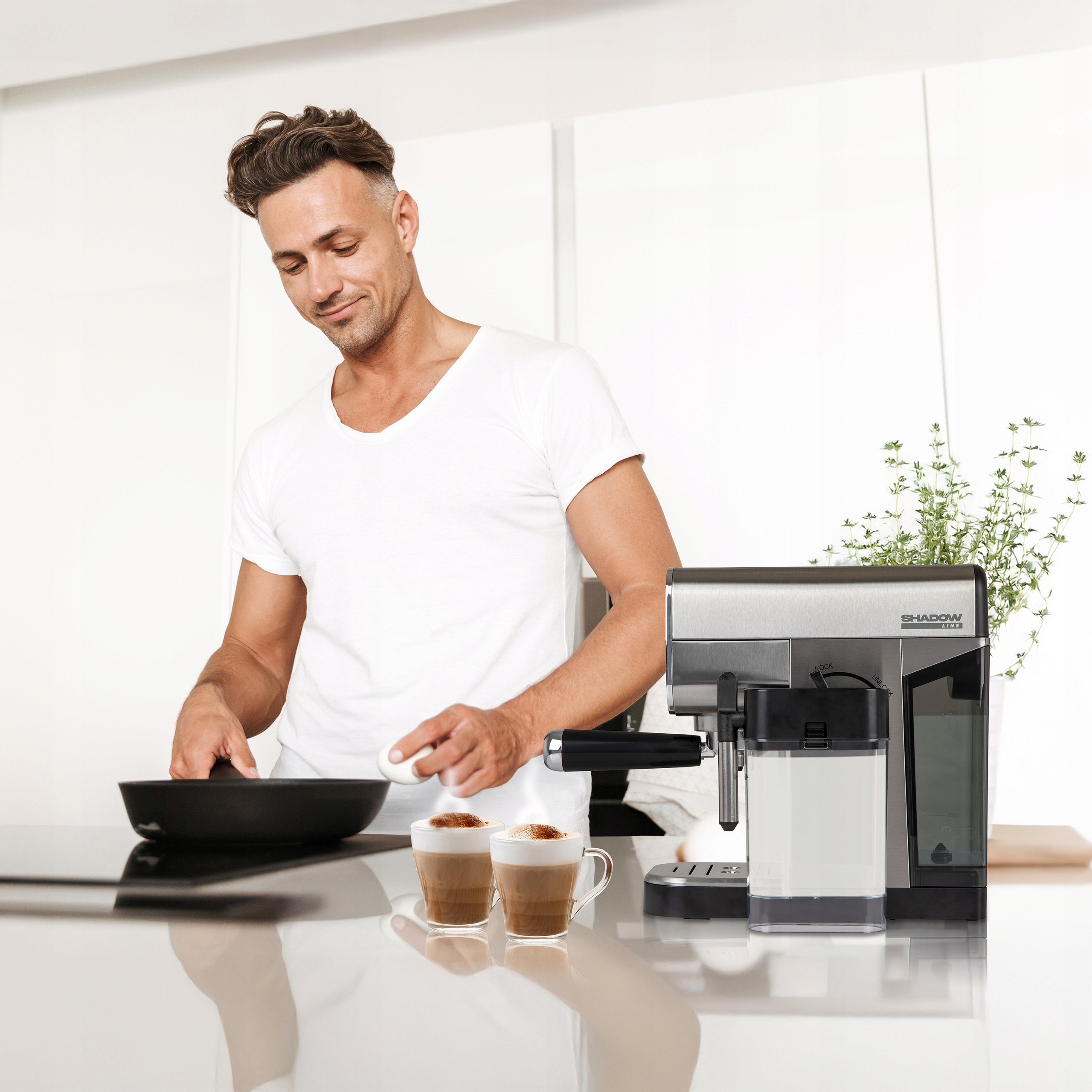 Mężczyzna gotuje śniadanie. Wbija jajko do patelni. Ekspres do kawy i filiżanki latte na blacie.